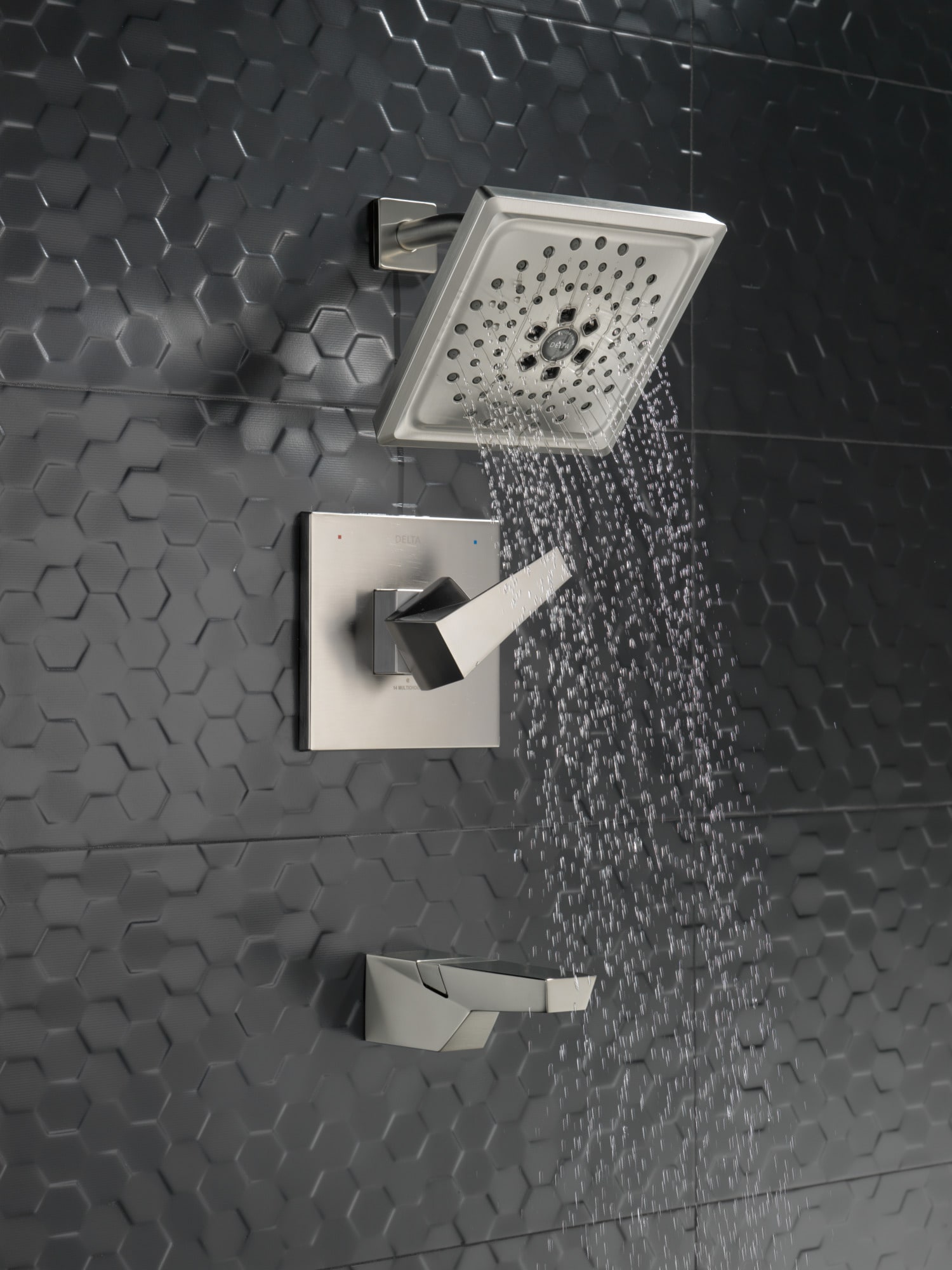 Mezcladora de bañera y regadera cuadrada de acero inoxidable con un mango Delta Trillian Lumicoat Multi-función de 7.625 pulgadas