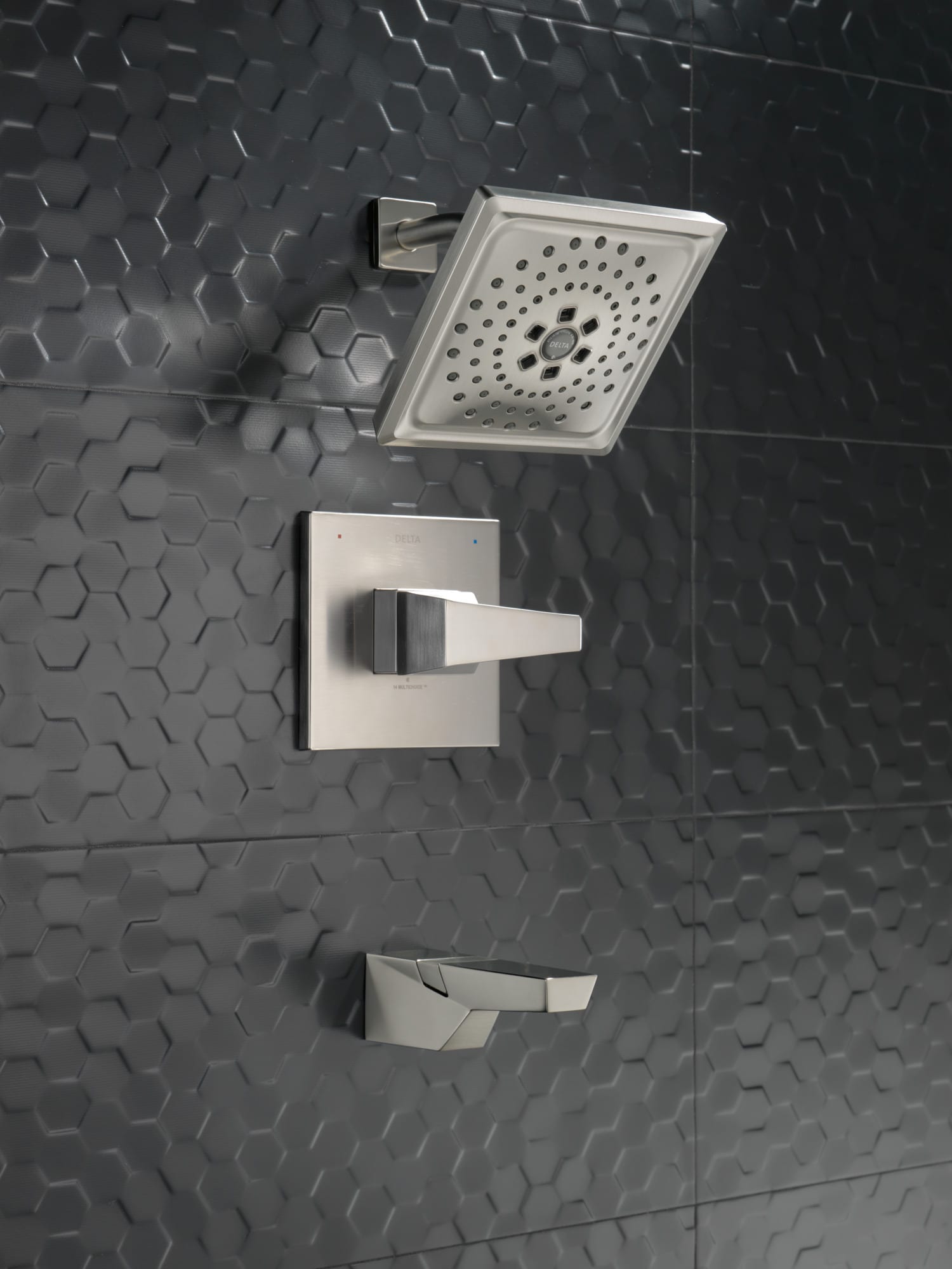 Mezcladora de bañera y regadera cuadrada de acero inoxidable con un mango Delta Trillian Lumicoat Multi-función de 7.625 pulgadas
