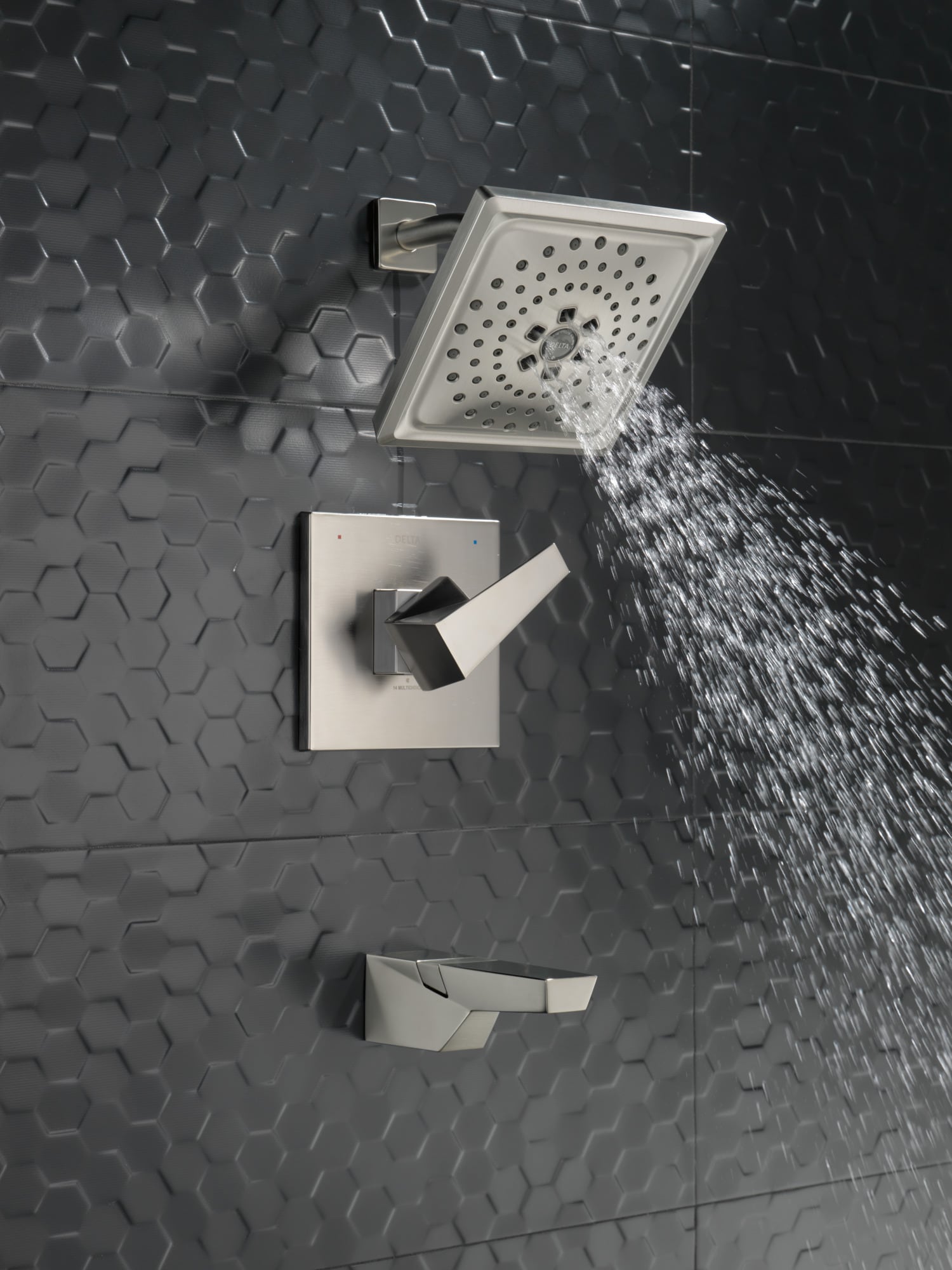 Mezcladora de bañera y regadera cuadrada de acero inoxidable con un mango Delta Trillian Lumicoat Multi-función de 7.625 pulgadas