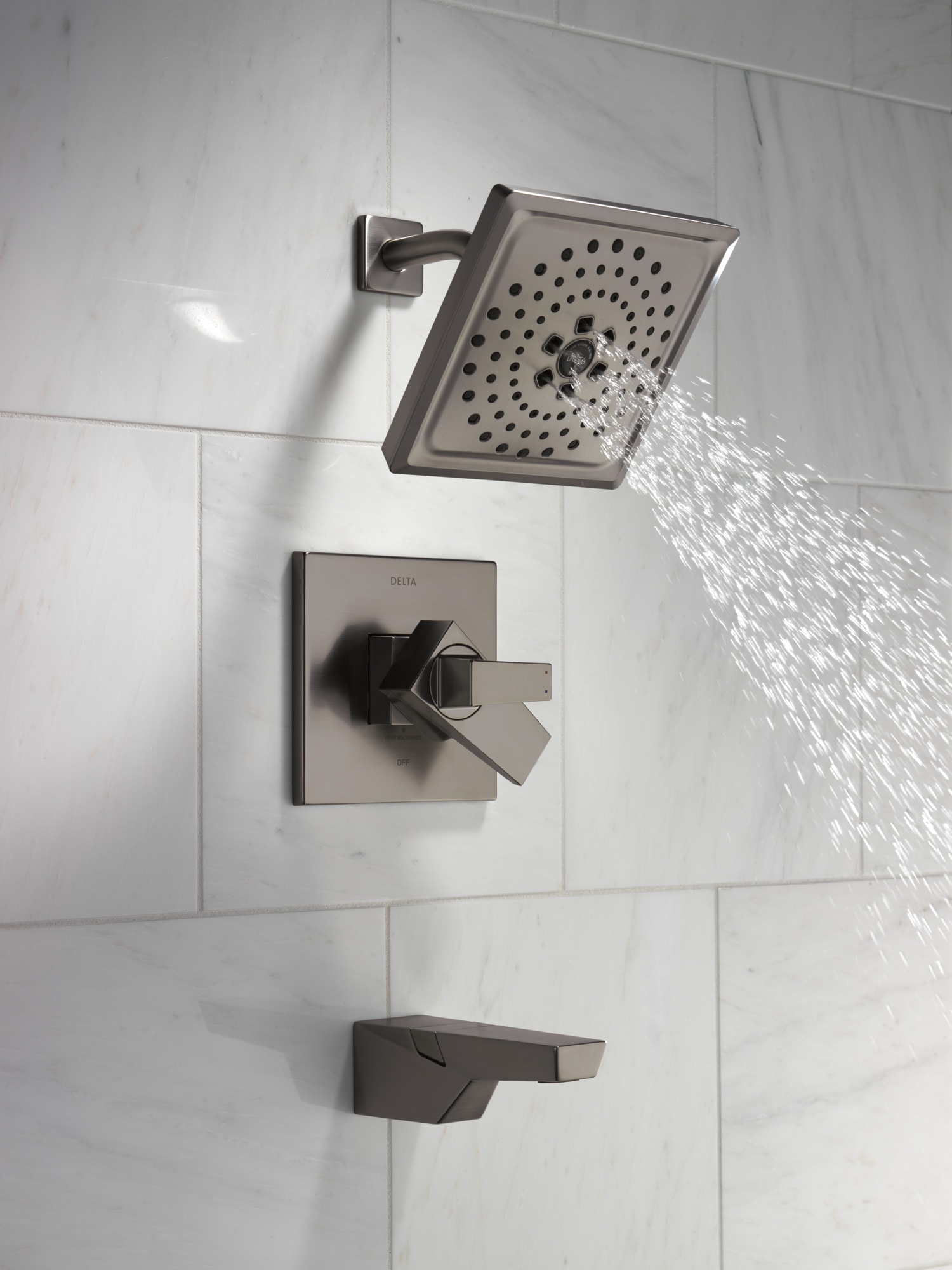 Grifo de bañera y ducha multifunción de 2 manijas en acero inoxidable negro con recubrimiento Lumicoat Delta Trillian de 7.625 pulgadas cuadradas.