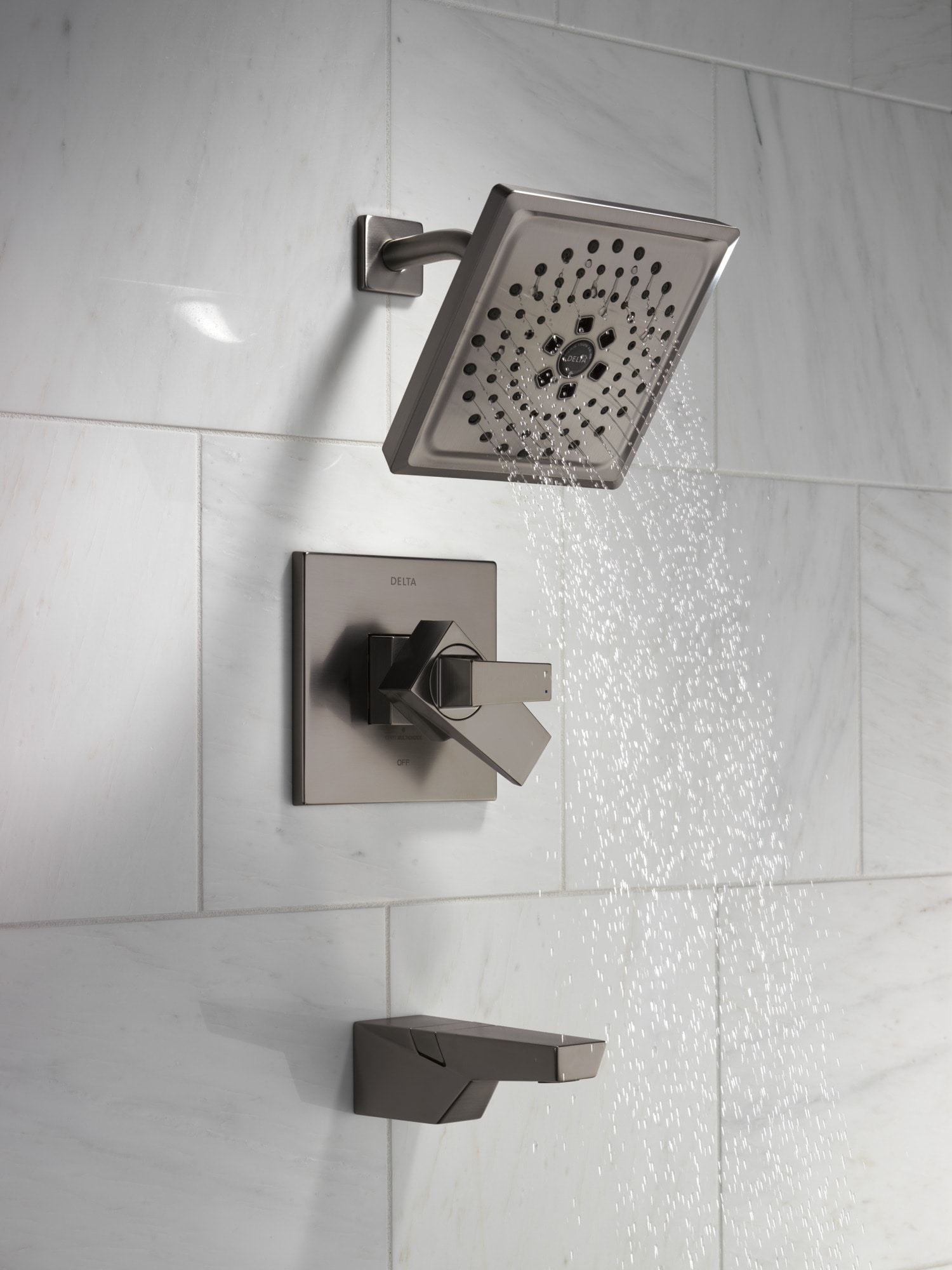 Grifo de bañera y ducha multifunción de 2 manijas en acero inoxidable negro con recubrimiento Lumicoat Delta Trillian de 7.625 pulgadas cuadradas.