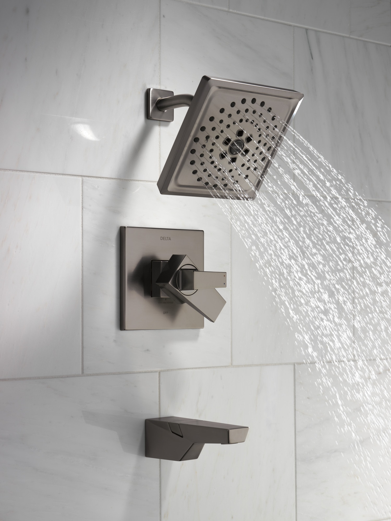 Grifo de bañera y ducha multifunción de 2 manijas en acero inoxidable negro con recubrimiento Lumicoat Delta Trillian de 7.625 pulgadas cuadradas.