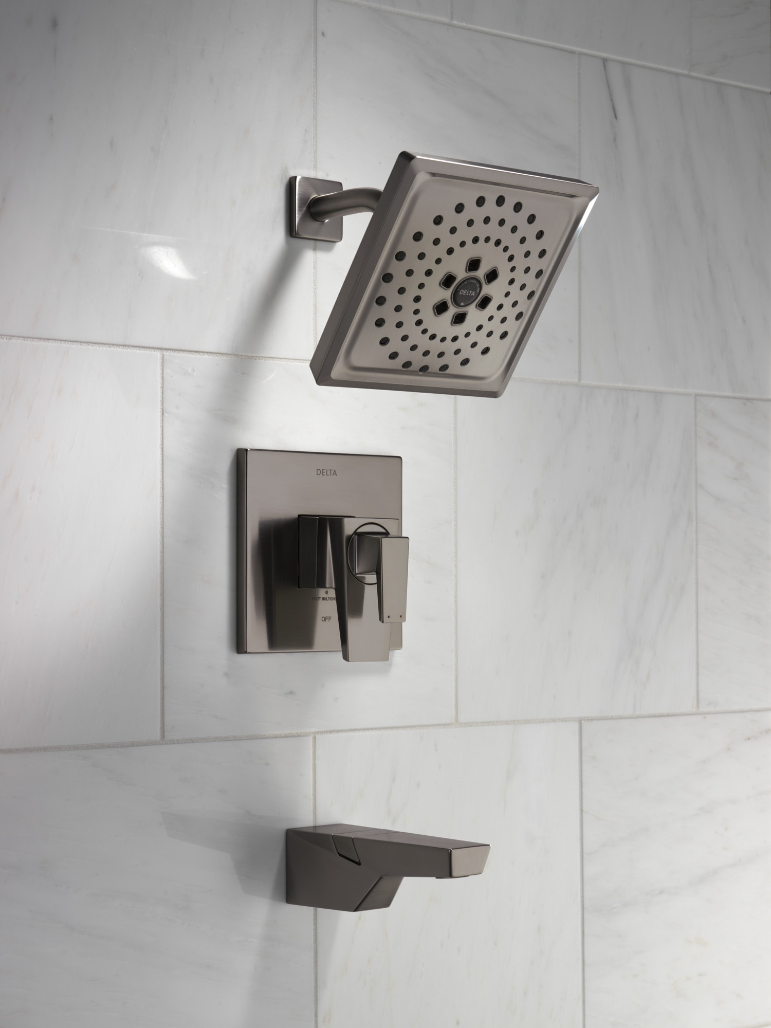 Grifo de bañera y ducha multifunción de 2 manijas en acero inoxidable negro con recubrimiento Lumicoat Delta Trillian de 7.625 pulgadas cuadradas.