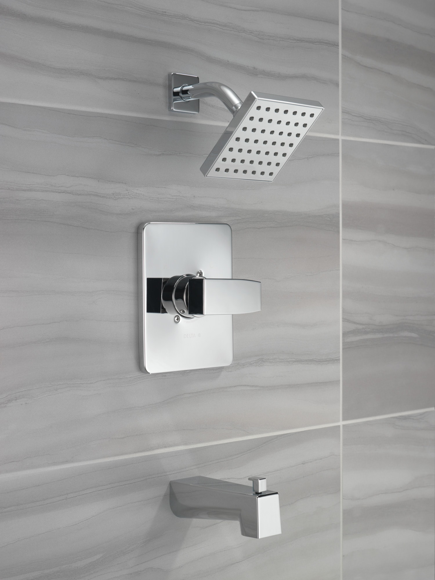 Grifo para bañera y regadera de moderno diseño cromado de Delta de 1 asa y función única de 5 pulgadas, estilo cuadrado.