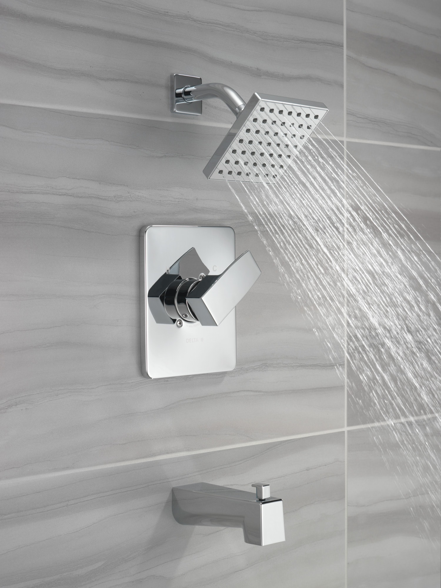 Grifo para bañera y regadera de moderno diseño cromado de Delta de 1 asa y función única de 5 pulgadas, estilo cuadrado.