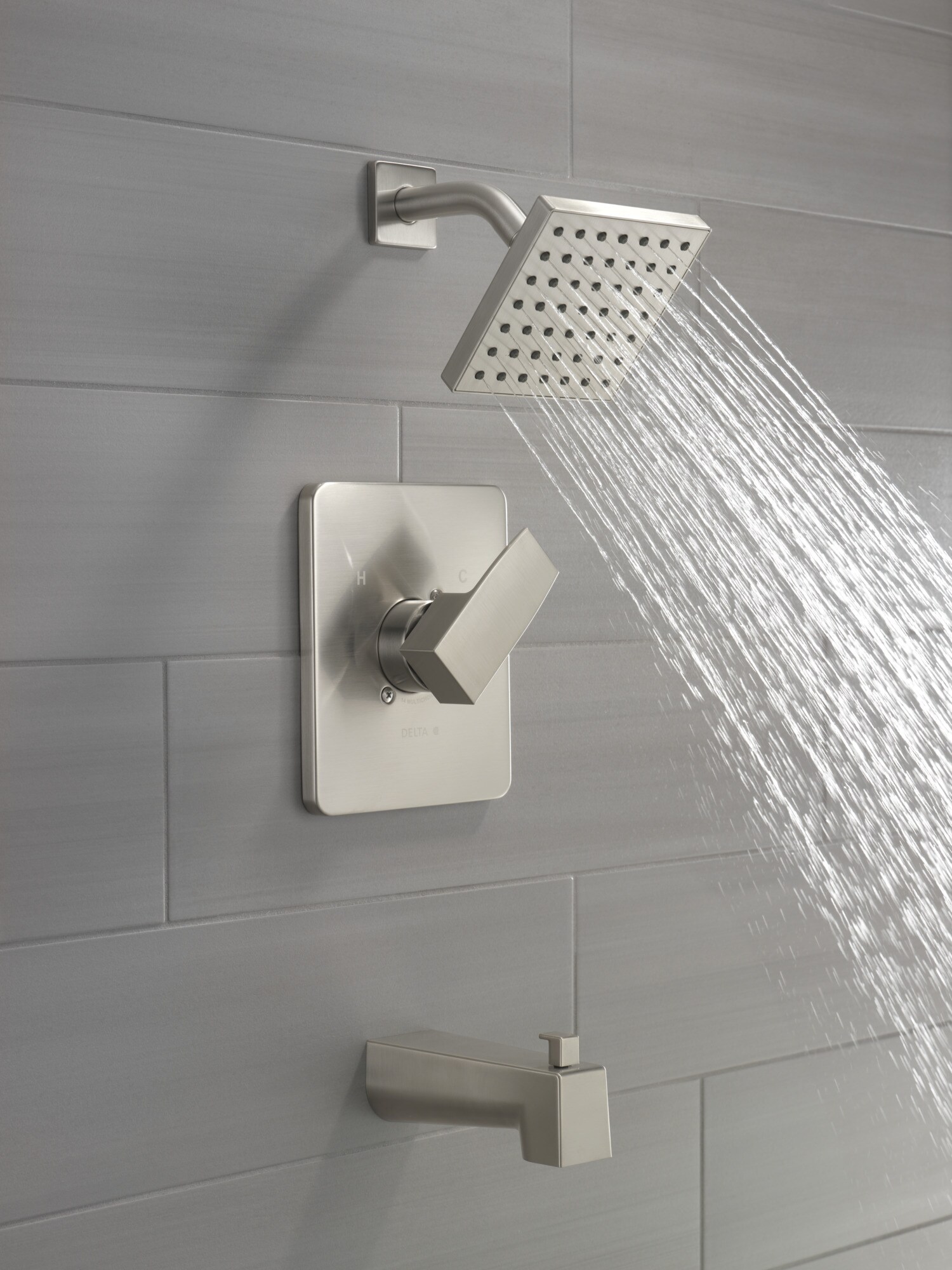 Grifo para bañera y regadera cuadrado de 5 pulgadas con moderno diseño de acero inoxidable de una sola manija y función única Delta T14467-SS-PP.