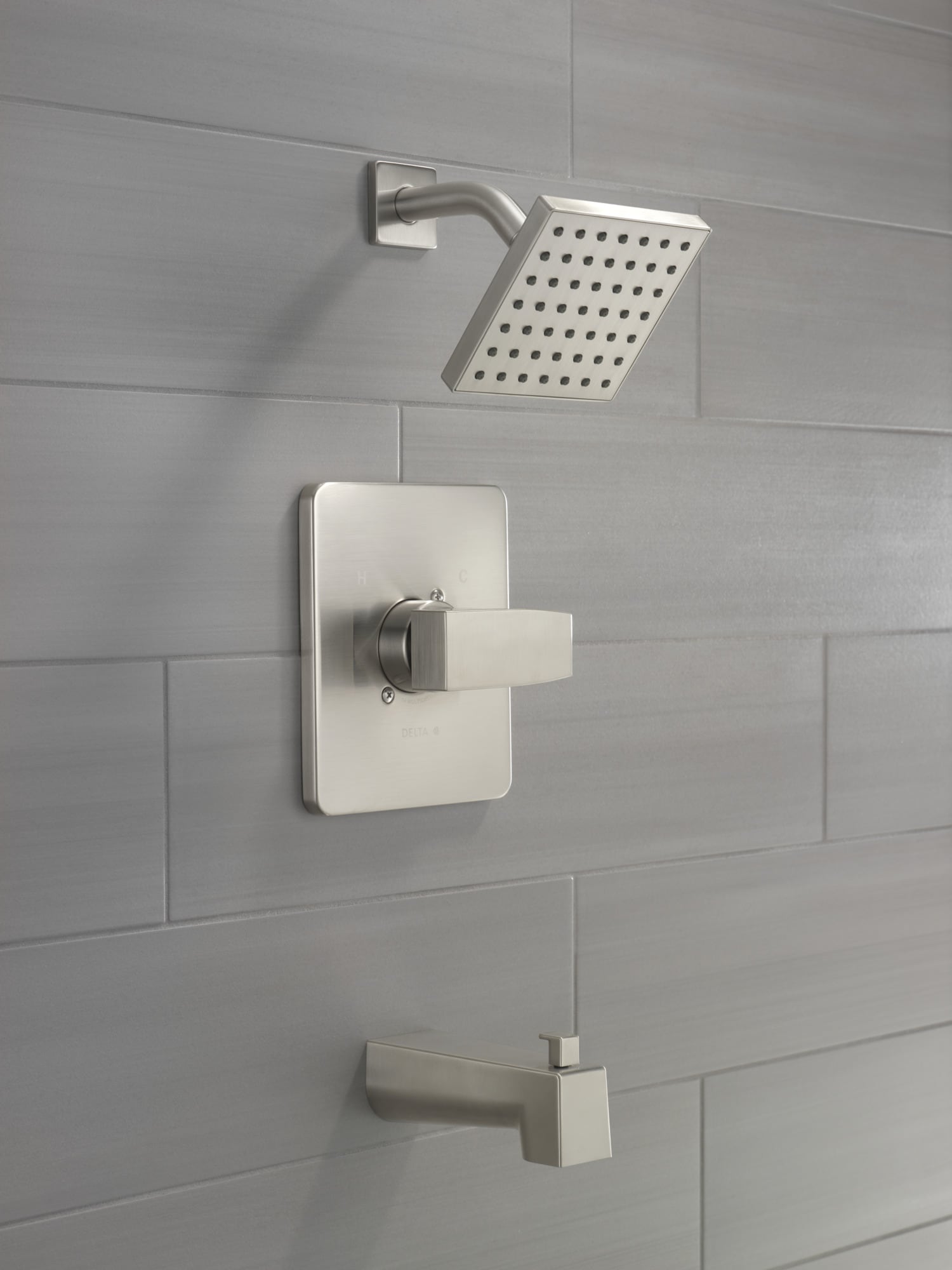 Grifo para bañera y regadera cuadrado de 5 pulgadas con moderno diseño de acero inoxidable de una sola manija y función única Delta T14467-SS-PP.