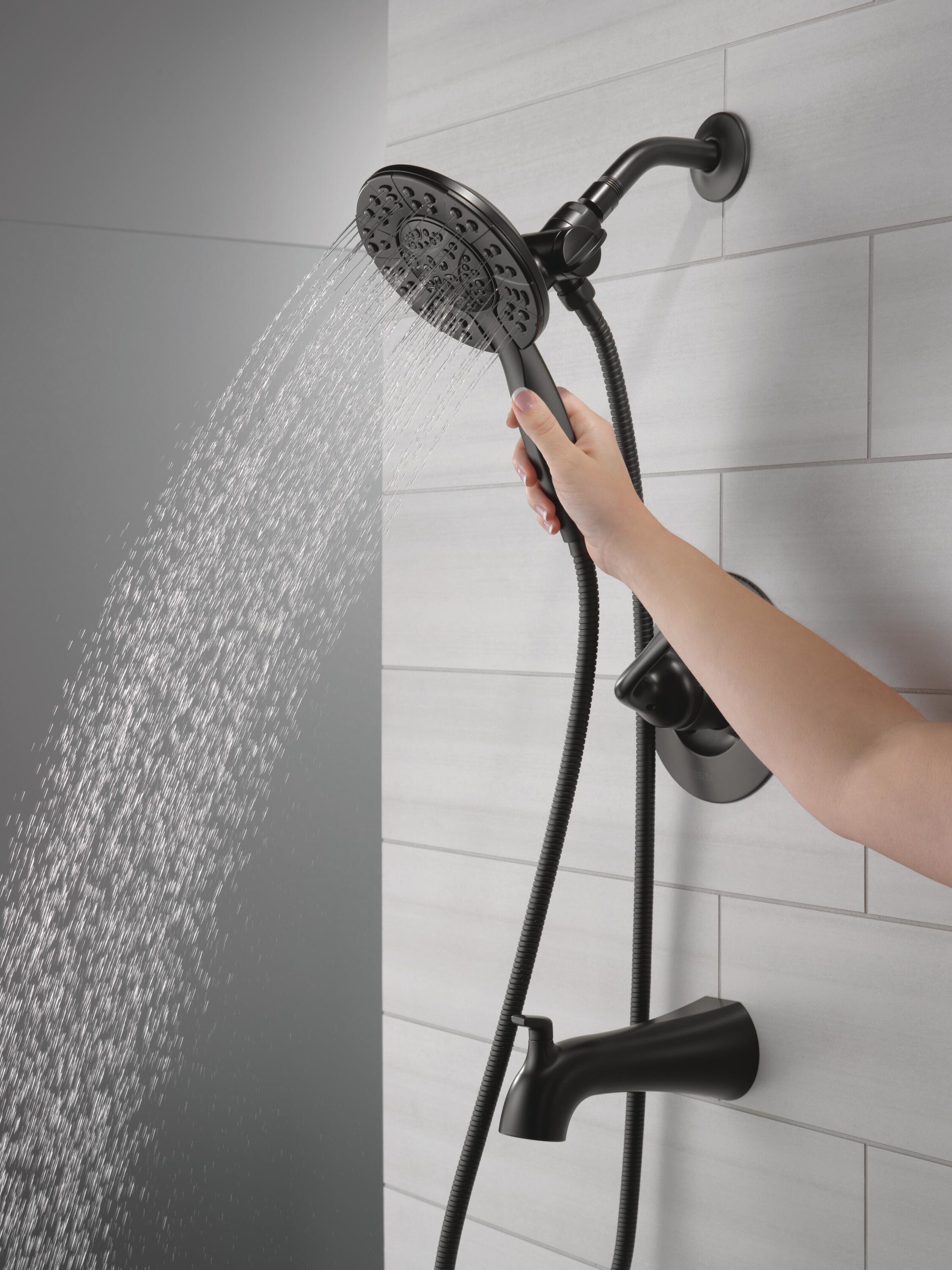 Grifo para bañera y ducha redonda de 6 pulgadas de color negro mate de 1 manija y función múltiple Delta Arvo con válvula 144840-BL-I.
