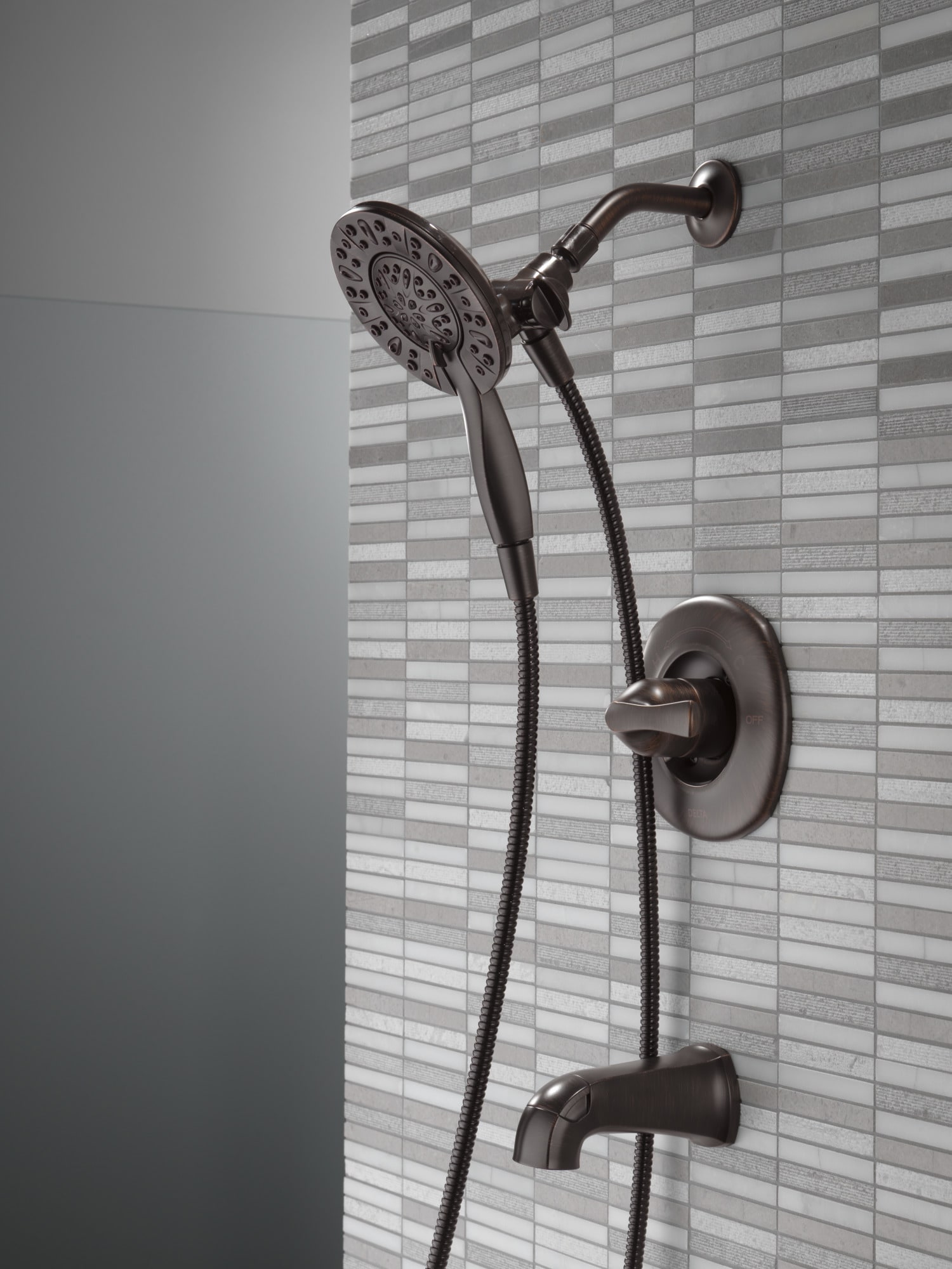 Mezcladora de bañera y regadera redonda de bronce veneciano de un solo mango y función múltiple de 6 pulgadas de Delta Larkin con válvula 144890-RB-I