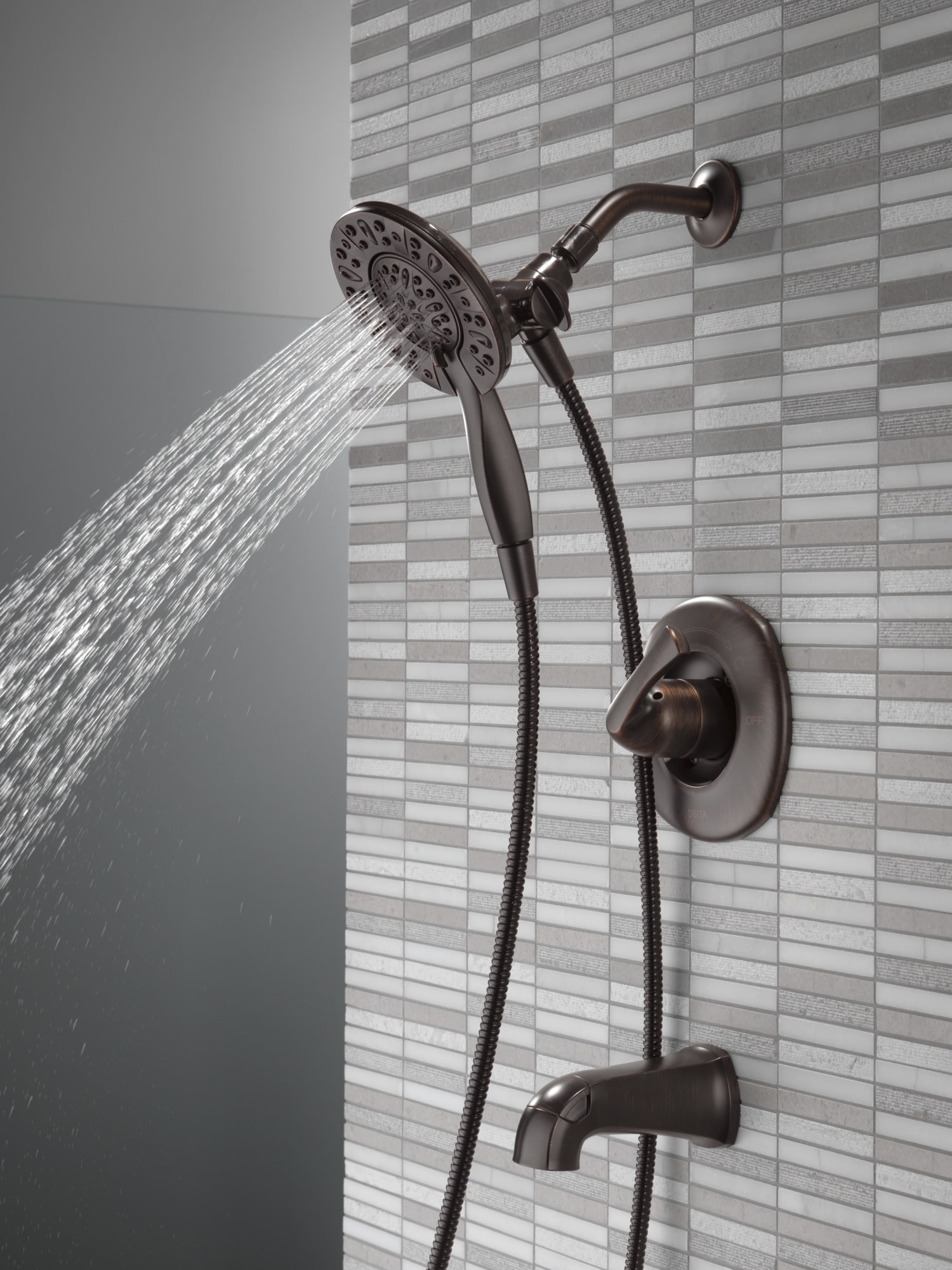 Mezcladora de bañera y regadera redonda de bronce veneciano de un solo mango y función múltiple de 6 pulgadas de Delta Larkin con válvula 144890-RB-I