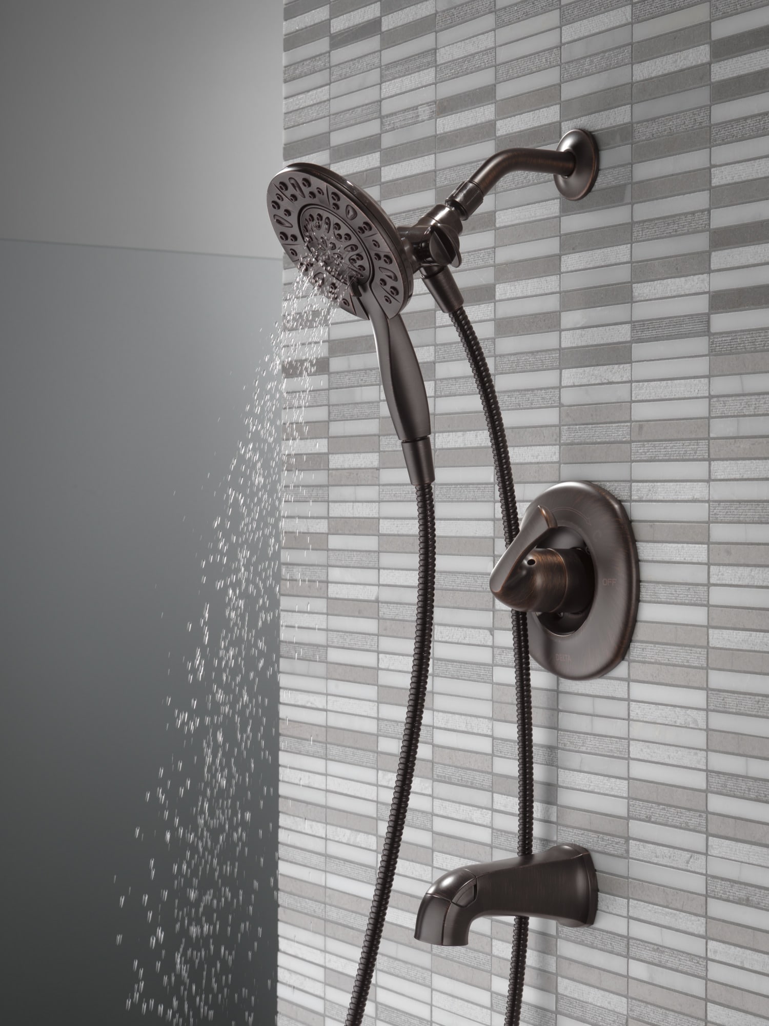 Mezcladora de bañera y regadera redonda de bronce veneciano de un solo mango y función múltiple de 6 pulgadas de Delta Larkin con válvula 144890-RB-I