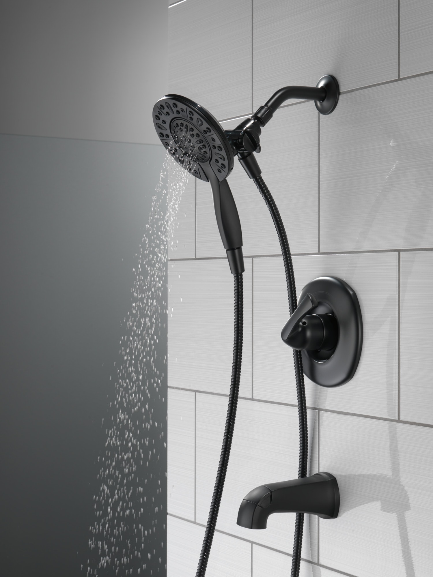 Grifo para bañera y ducha redonda de 6 pulgadas, mate negro, de una manija y funciones múltiples Delta Larkin con válvula 144890-BL-I.