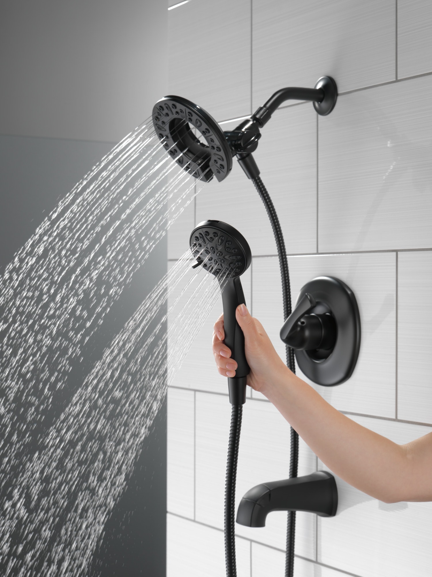 Grifo para bañera y ducha redonda de 6 pulgadas, mate negro, de una manija y funciones múltiples Delta Larkin con válvula 144890-BL-I.