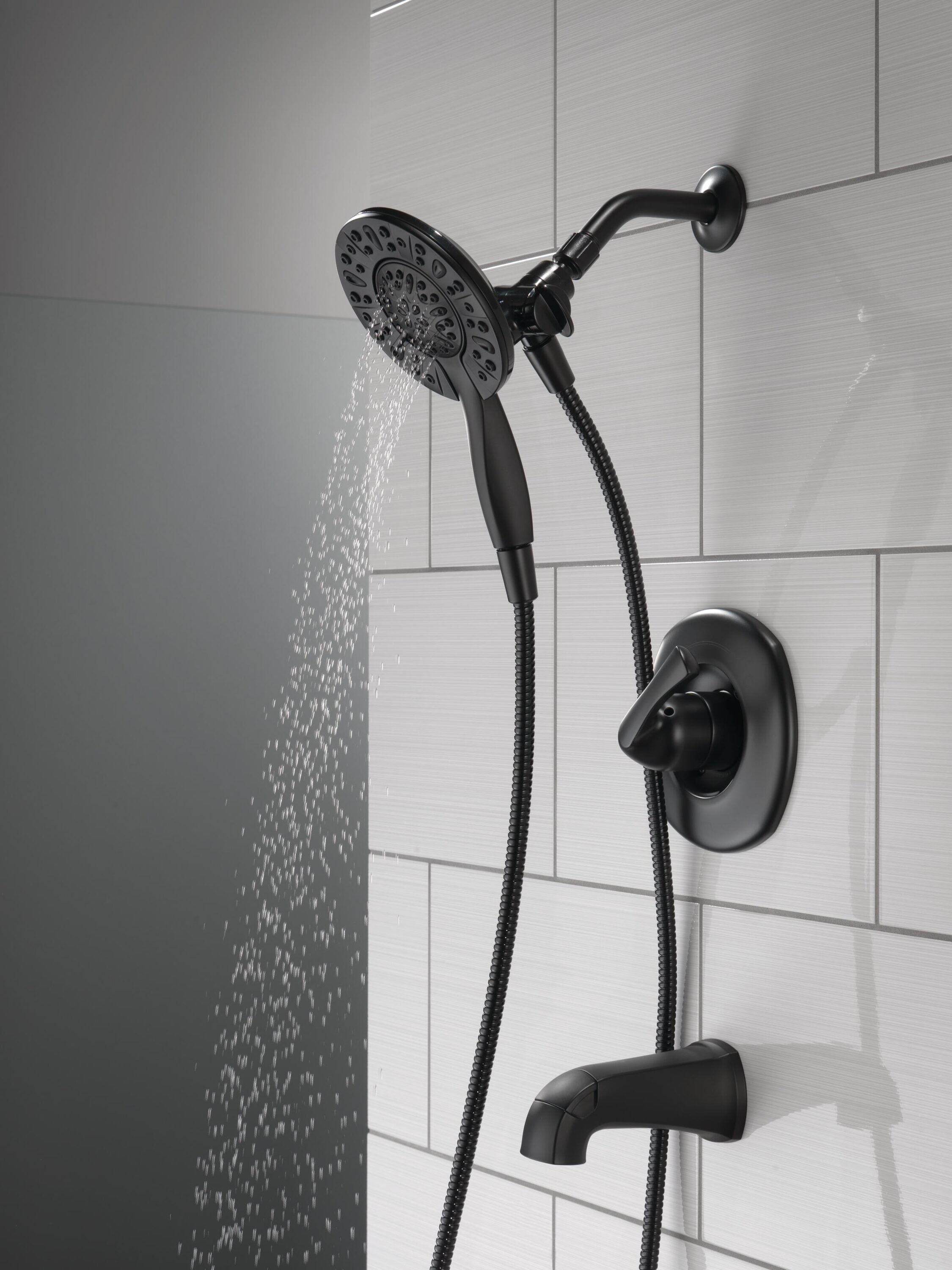 Grifo para bañera y ducha redonda de 6 pulgadas, mate negro, de una manija y funciones múltiples Delta Larkin con válvula 144890-BL-I.