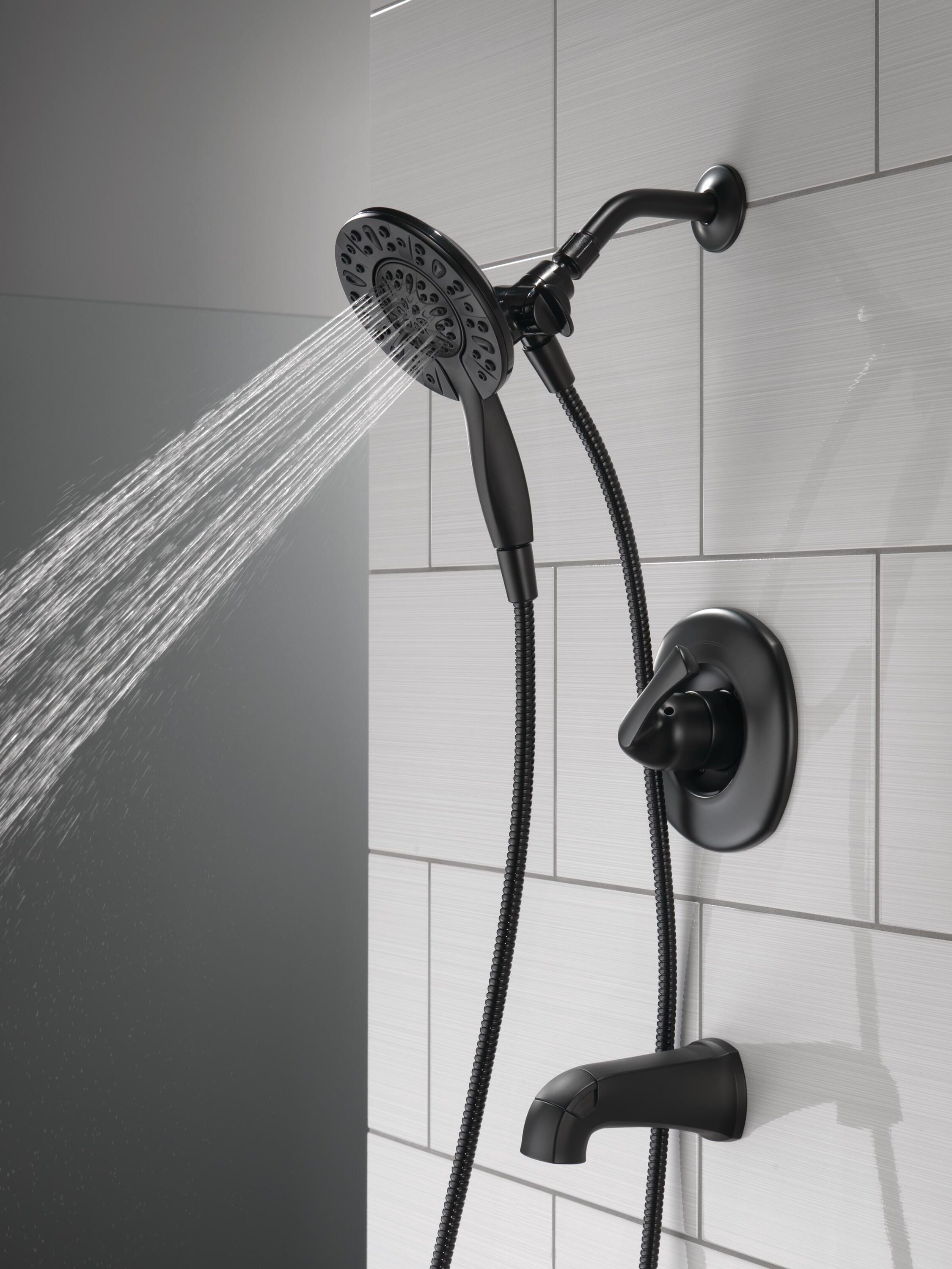 Grifo para bañera y ducha redonda de 6 pulgadas, mate negro, de una manija y funciones múltiples Delta Larkin con válvula 144890-BL-I.