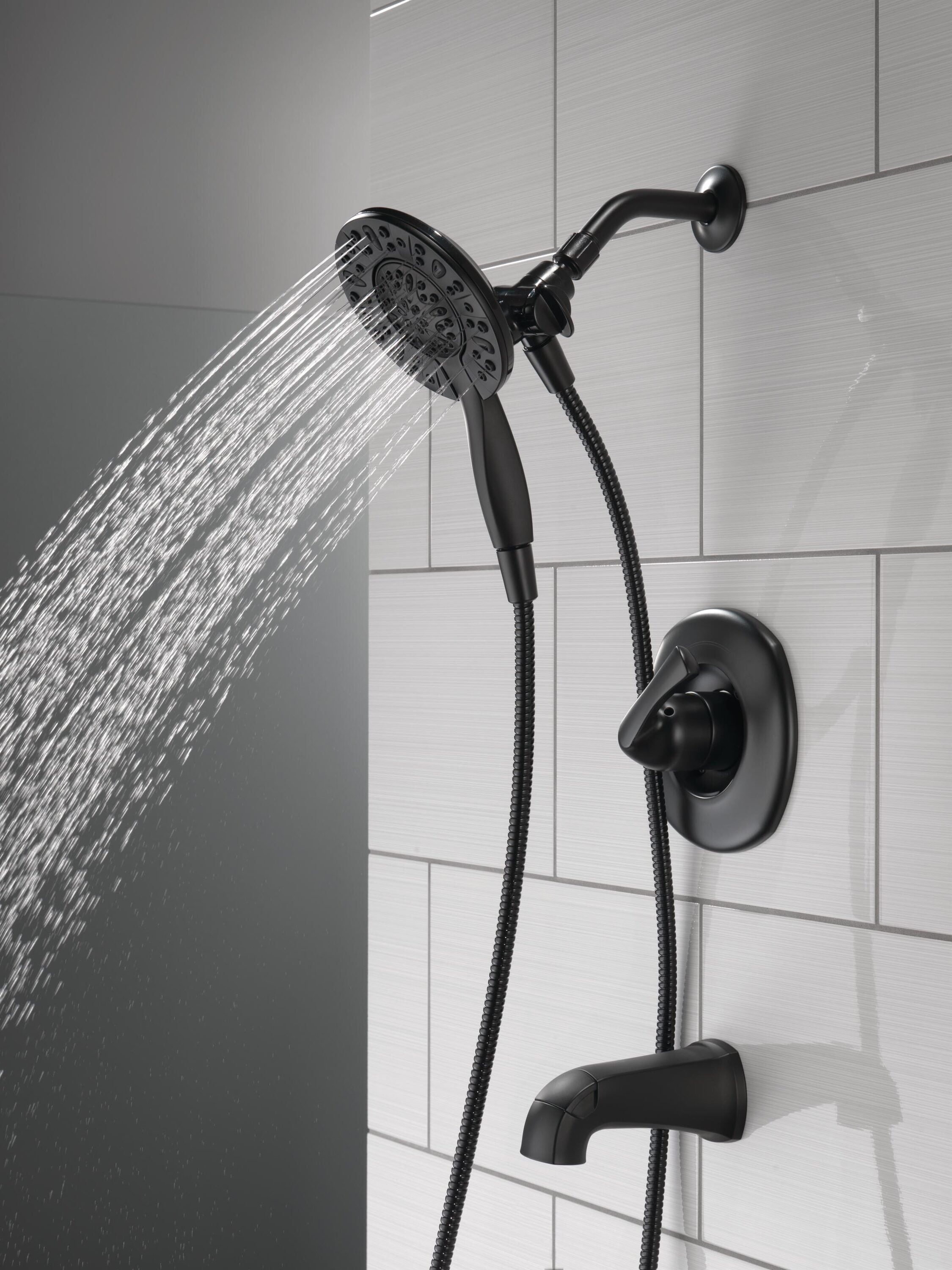Grifo para bañera y ducha redonda de 6 pulgadas, mate negro, de una manija y funciones múltiples Delta Larkin con válvula 144890-BL-I.