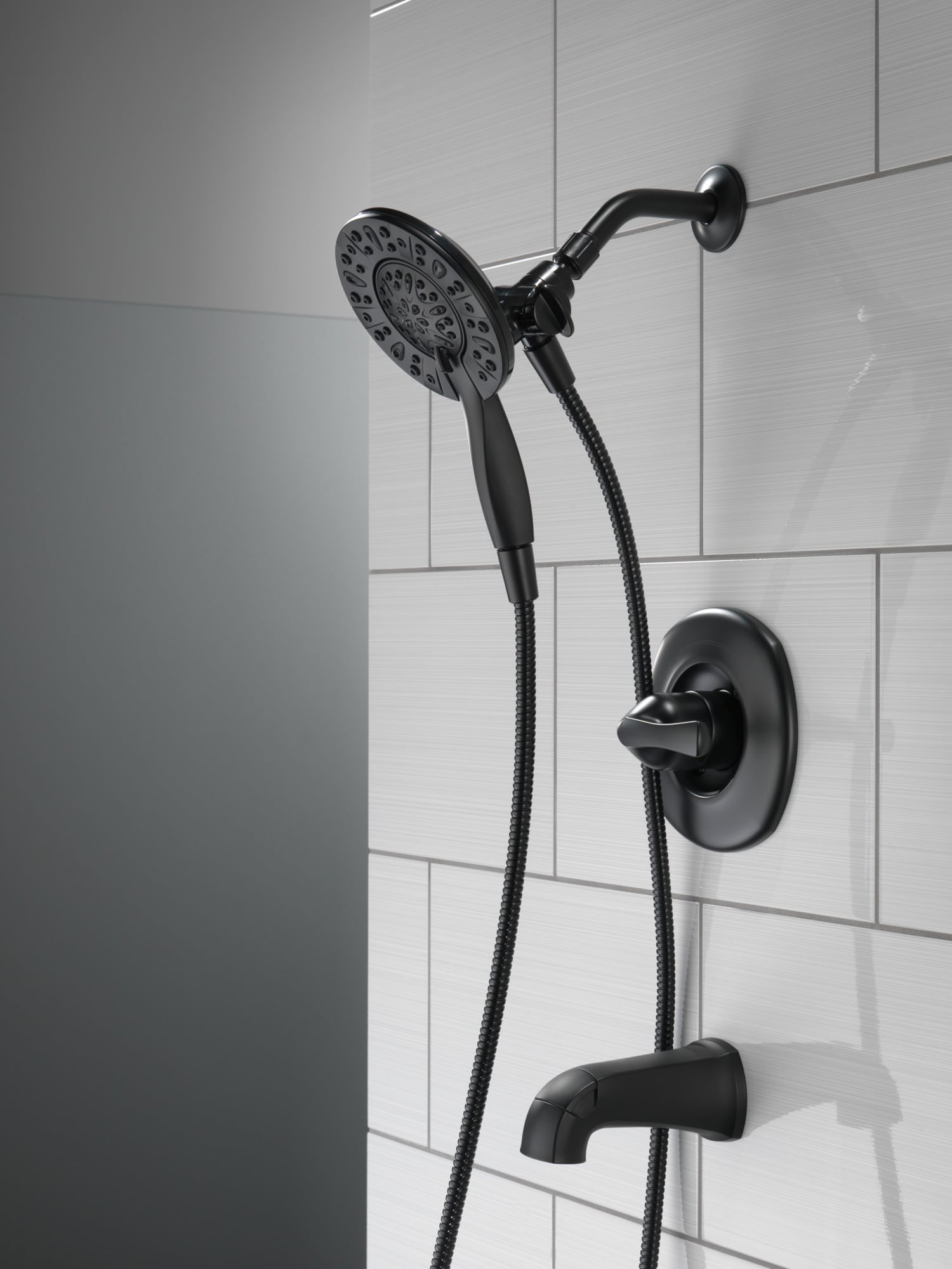 Grifo para bañera y ducha redonda de 6 pulgadas, mate negro, de una manija y funciones múltiples Delta Larkin con válvula 144890-BL-I.