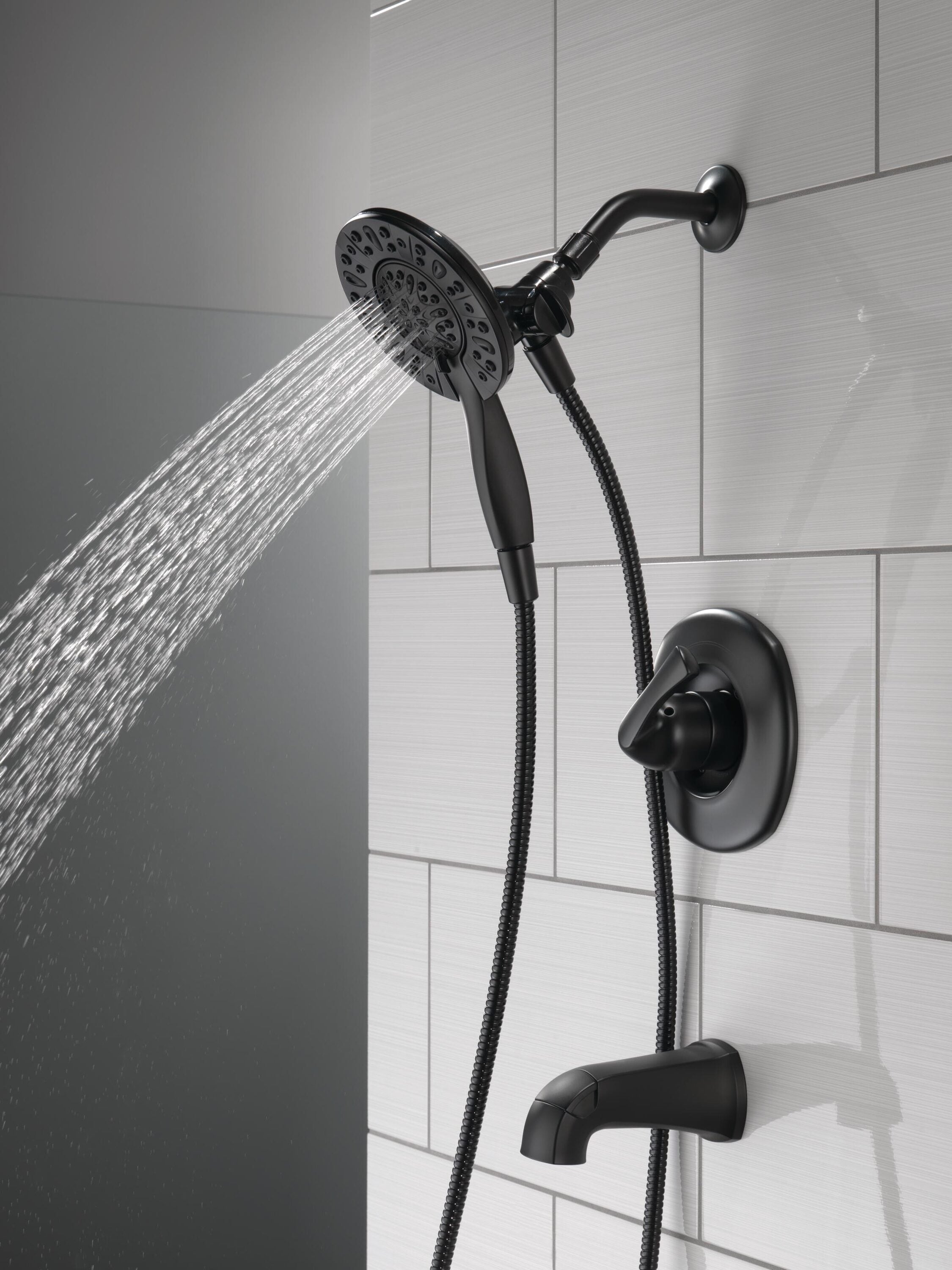 Grifo para bañera y ducha redonda de 6 pulgadas, mate negro, de una manija y funciones múltiples Delta Larkin con válvula 144890-BL-I.