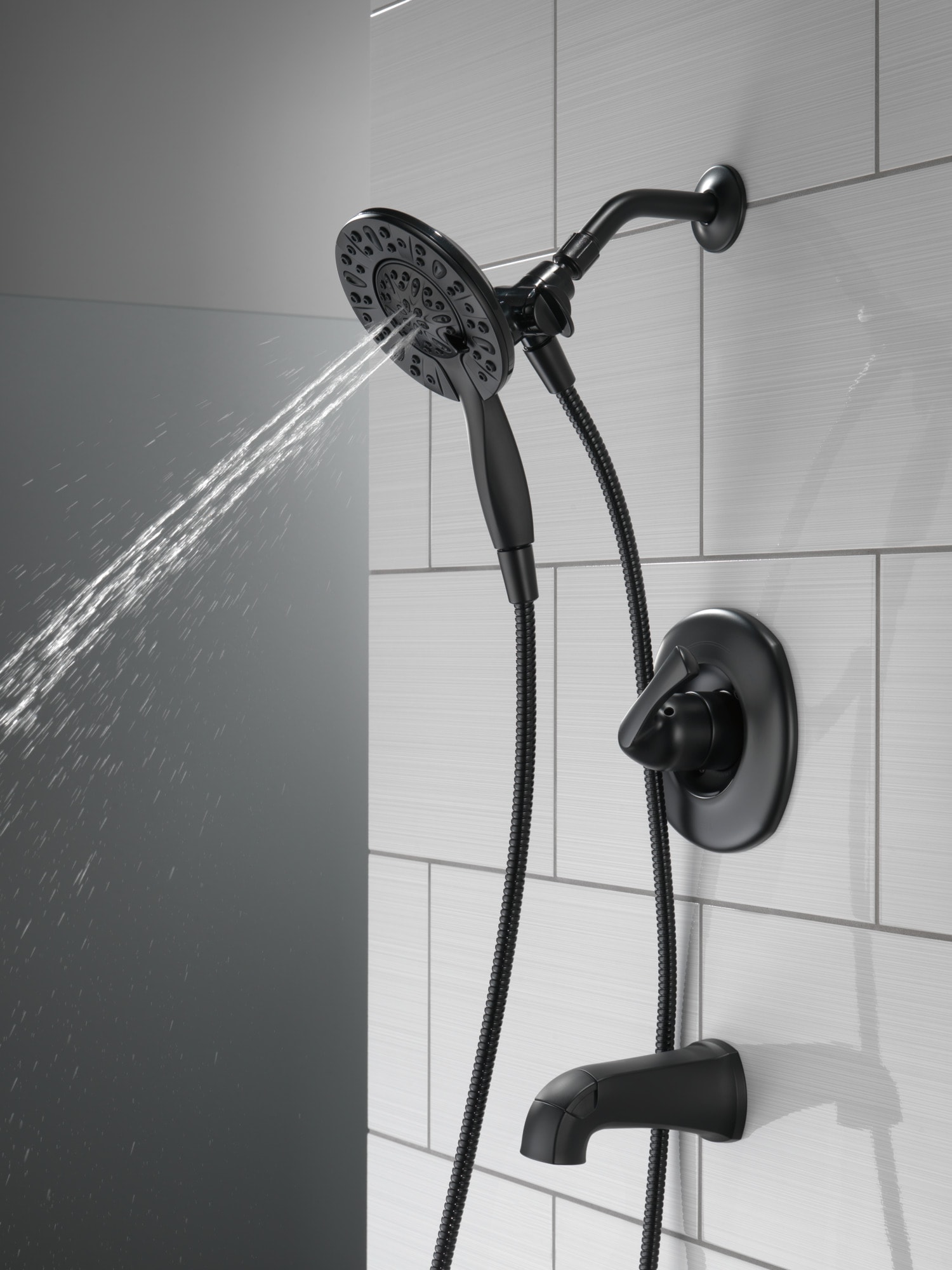 Grifo para bañera y ducha redonda de 6 pulgadas, mate negro, de una manija y funciones múltiples Delta Larkin con válvula 144890-BL-I.