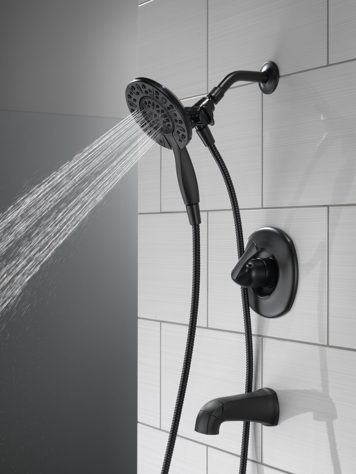 Grifo para bañera y ducha redonda de 6 pulgadas, mate negro, de una manija y funciones múltiples Delta Larkin con válvula 144890-BL-I.