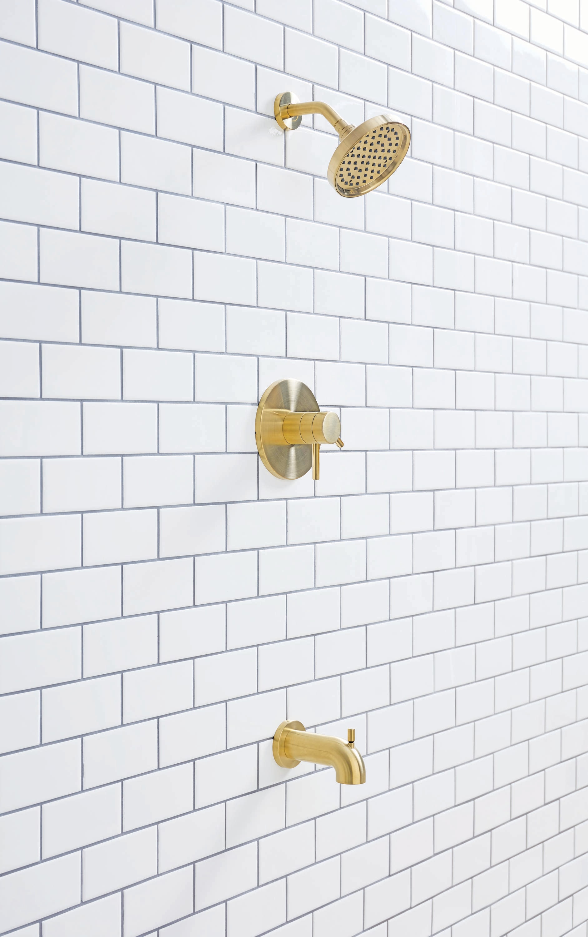 Grifo para Bañera y Ducha de 6 Pulgadas en Oro Cepillado con Dos Manijas y Función Única - Modelo Harlow