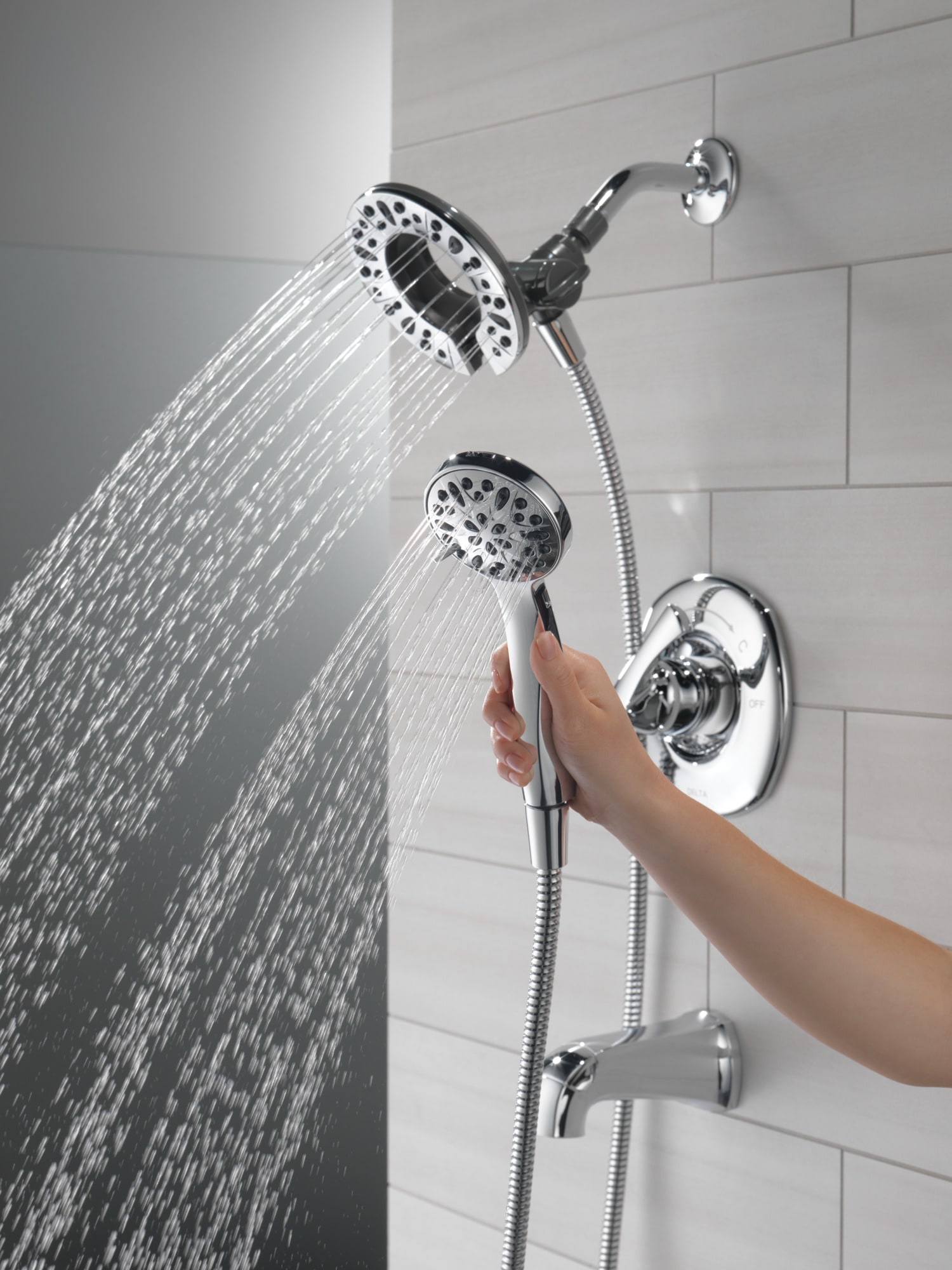 Grifo de bañera y ducha redondo de 6 pulgadas con cromo Larkin de Delta de una sola manija y funciones múltiples con válvula 144890-I.