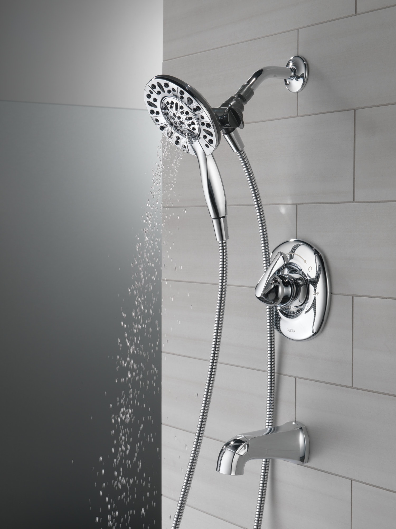 Grifo de bañera y ducha redondo de 6 pulgadas con cromo Larkin de Delta de una sola manija y funciones múltiples con válvula 144890-I.