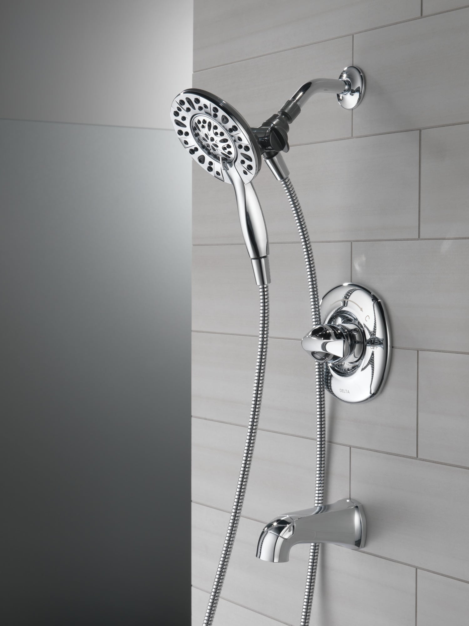 Grifo de bañera y ducha redondo de 6 pulgadas con cromo Larkin de Delta de una sola manija y funciones múltiples con válvula 144890-I.