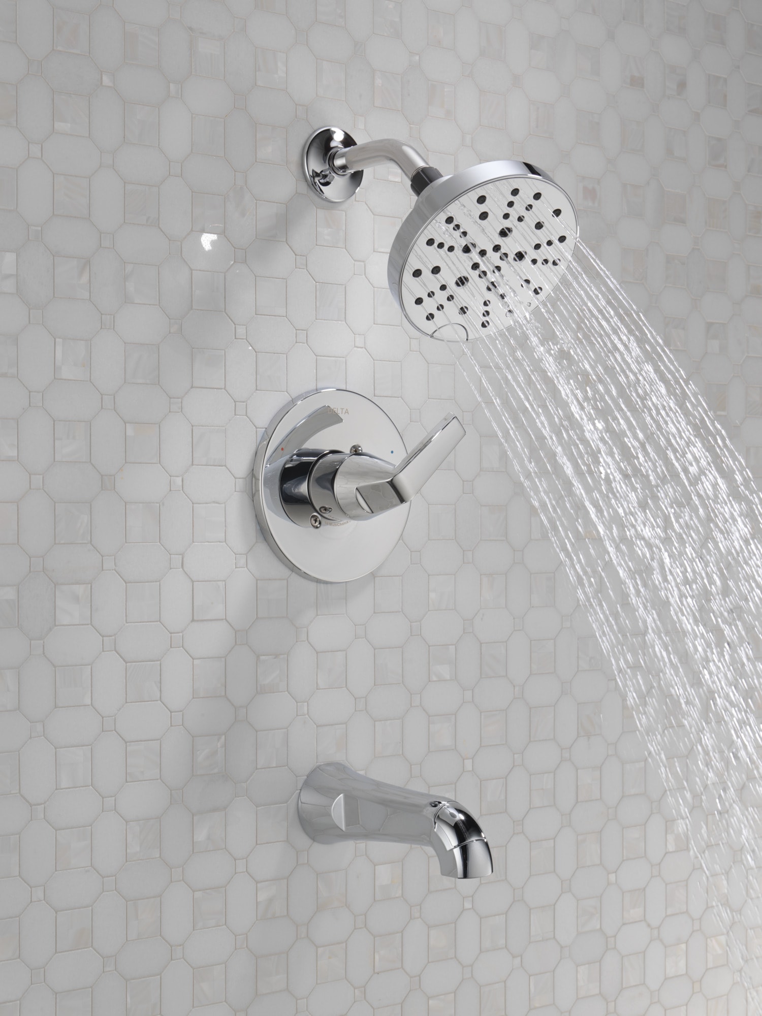 Grifo para bañera y regadera redonda de 6 pulgadas de función múltiple con 1 manija en cromo Delta Sparrow 144832