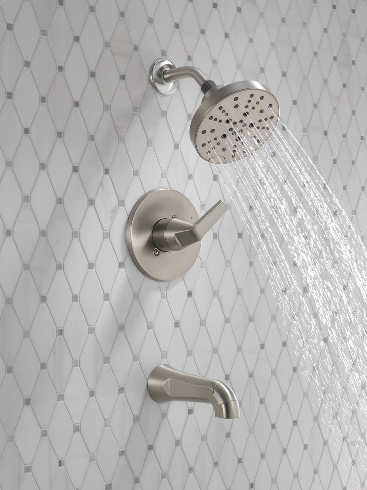 Grifo de bañera y ducha redonda de 6 pulgadas con recubrimiento Spotshield de níquel cepillado de un solo mango y múltiples funciones Delta Sparrow 144832-SP