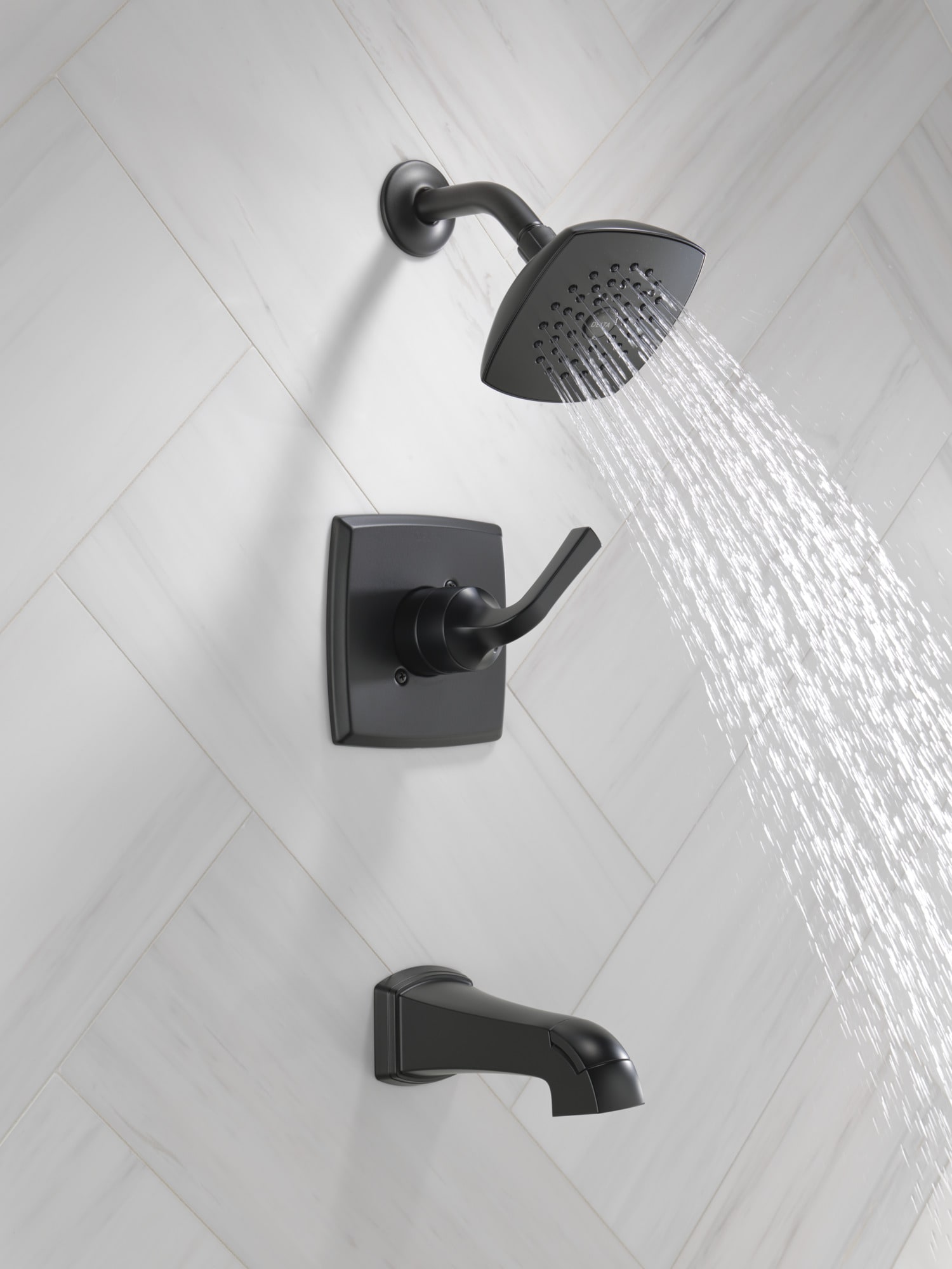 Llave Mezcladora de Bañera y Regadera Delta Knoxville Negro Mate de 1 manija y función única de 5.25 pulgadas cuadradas con Válvula 144854-BL.