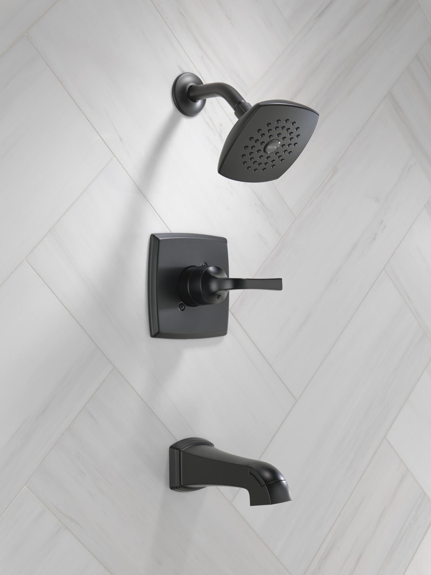 Llave Mezcladora de Bañera y Regadera Delta Knoxville Negro Mate de 1 manija y función única de 5.25 pulgadas cuadradas con Válvula 144854-BL.