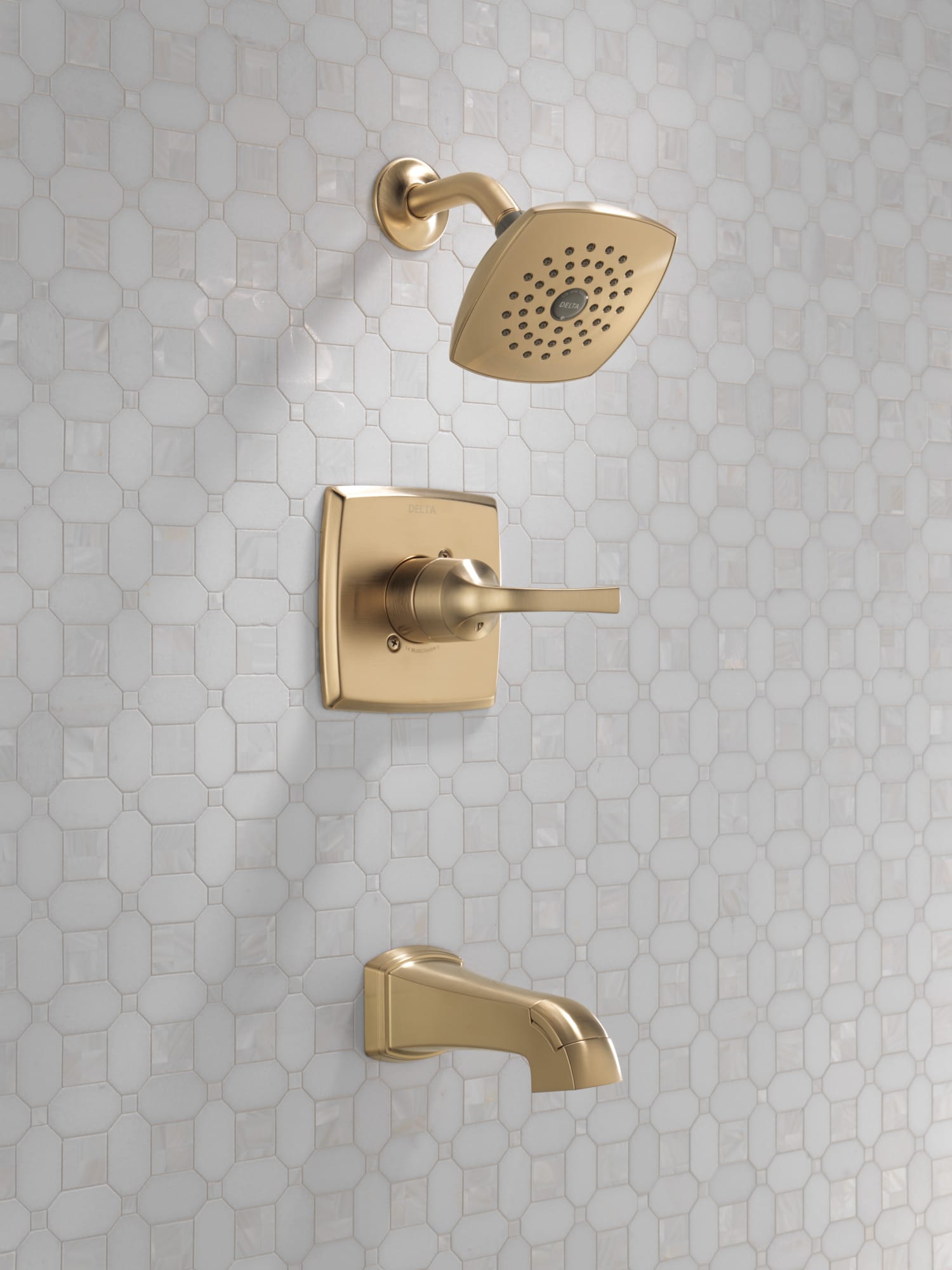 Grifo de bañera y ducha de una sola función con un mango en bronce champán de Delta Knoxville de 5.25 pulgadas cuadradas con válvula 144854-CZ