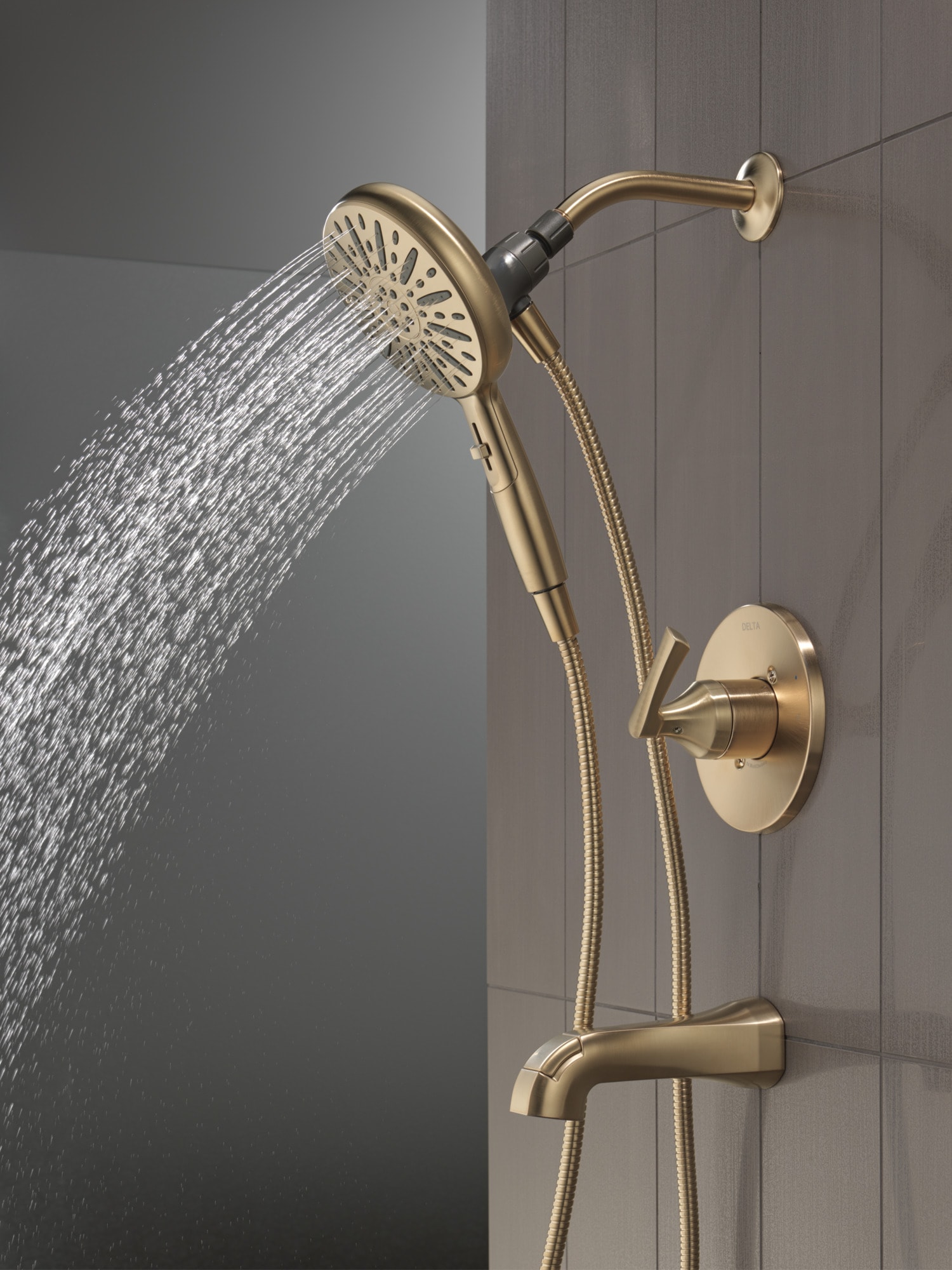 Grifo de bañera y ducha redondo de 6.5 pulgadas con acabado en bronce champagne de Delta Arcadia de 1 manija y multi-función.