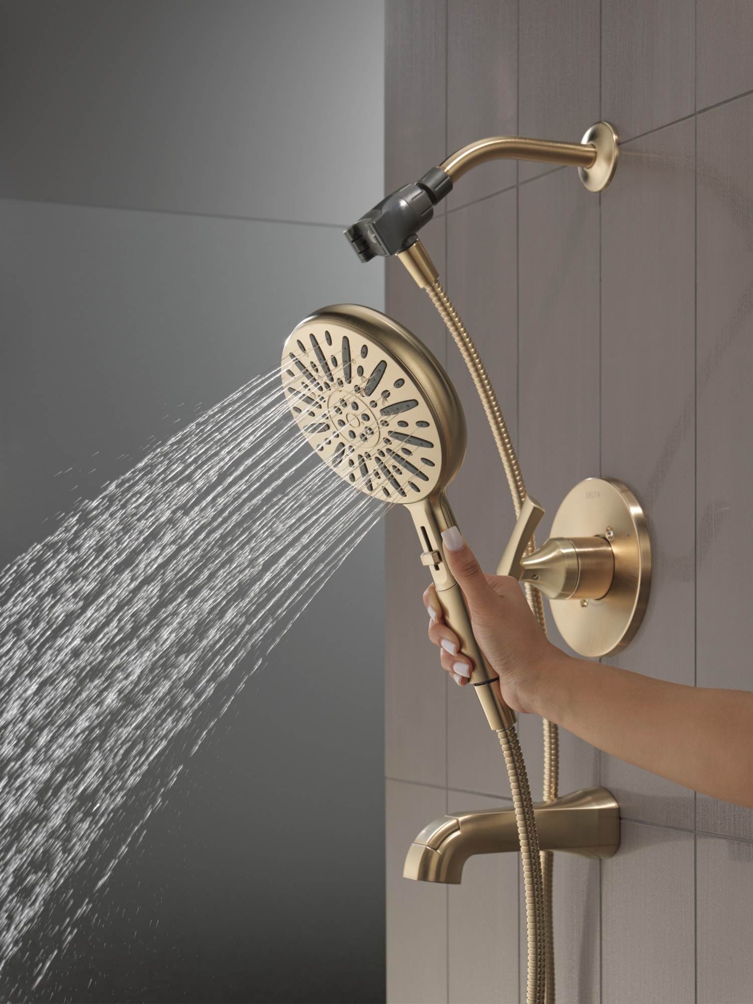 Grifo de bañera y ducha redondo de 6.5 pulgadas con acabado en bronce champagne de Delta Arcadia de 1 manija y multi-función.