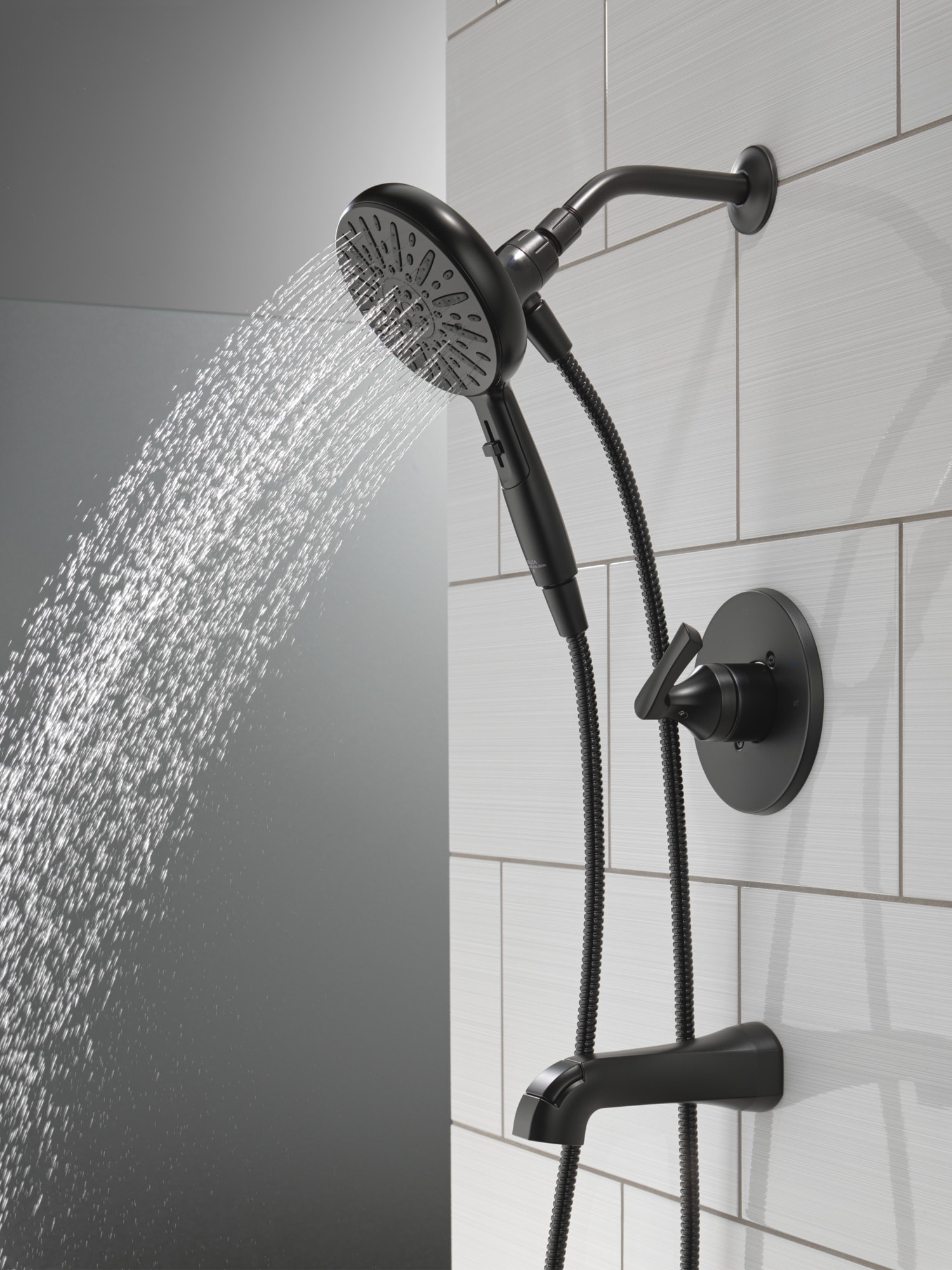 Grifo para bañera y ducha redonda de 6.5 pulgadas, de color negro mate, de un solo mango y función multiusos de Delta Arcadia 144892-BL-HS