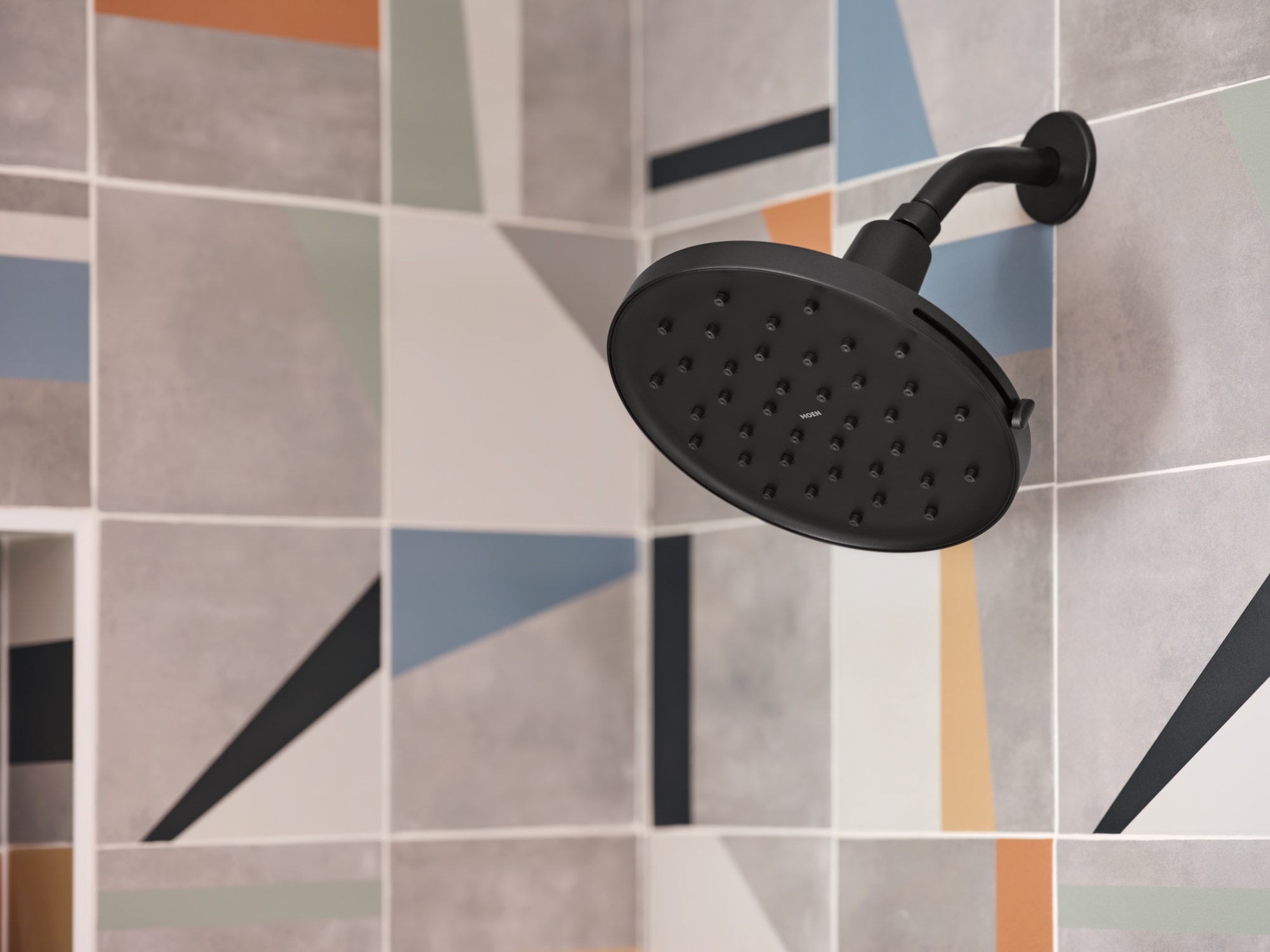 Grifo de bañera y regadera redondo de 9 pulgadas en negro mate de una sola función con manija y válvula Magnetix Avri de Moen 82156BL