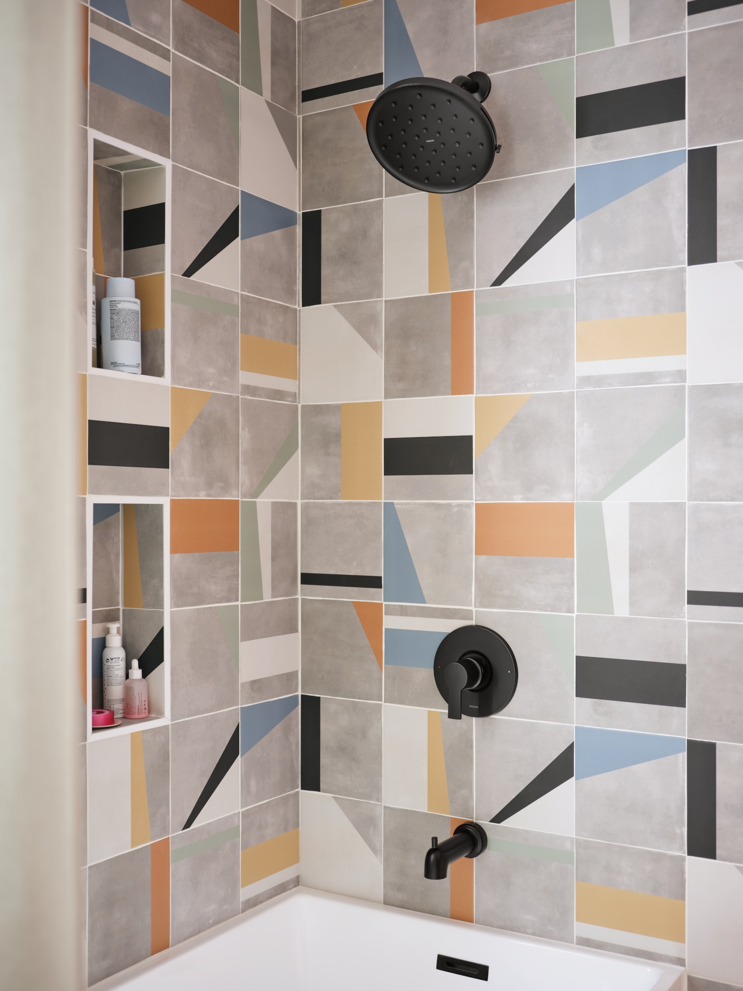 Grifo de bañera y regadera redondo de 9 pulgadas en negro mate de una sola función con manija y válvula Magnetix Avri de Moen 82156BL