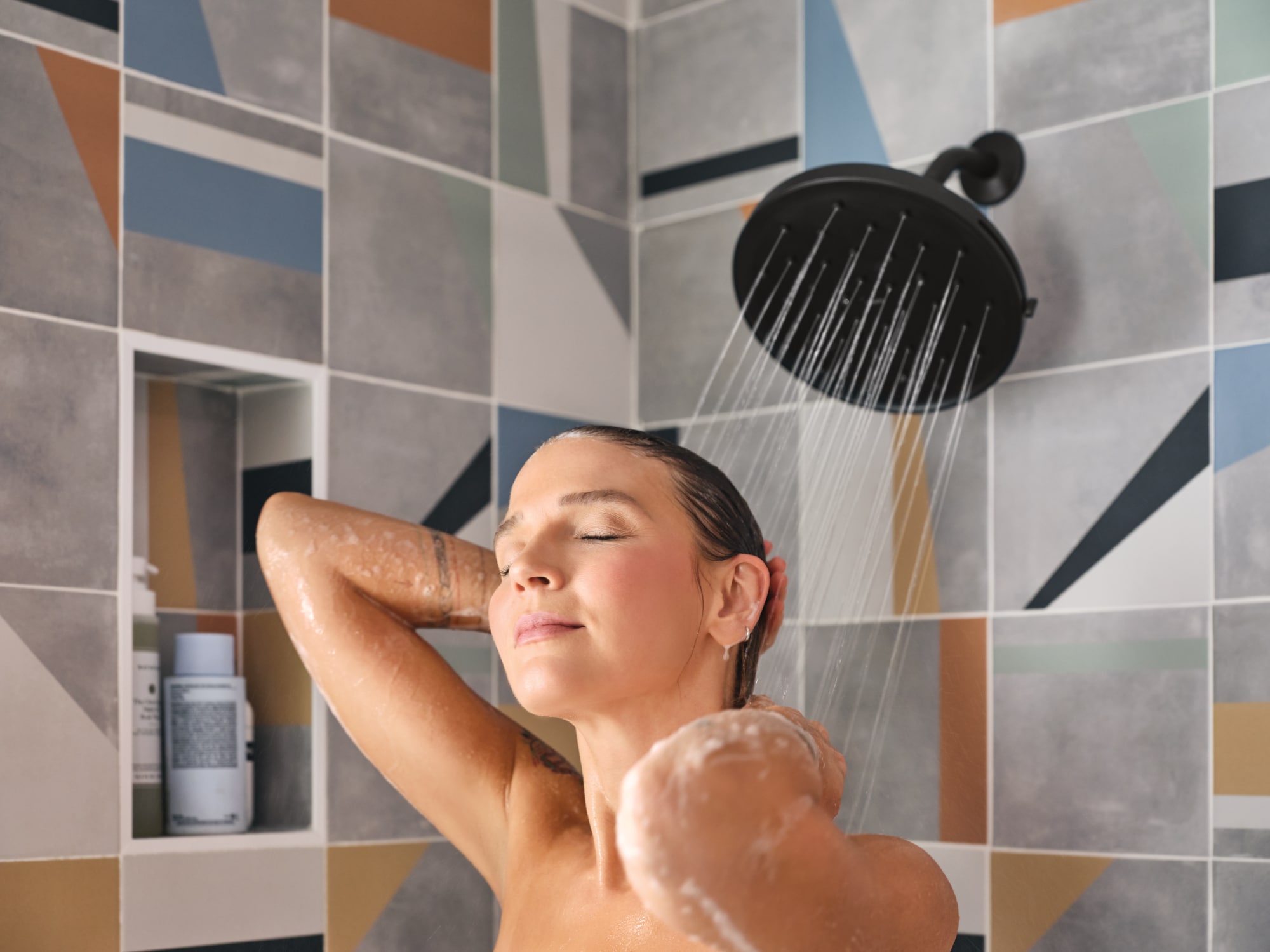 Grifo de bañera y regadera redondo de 9 pulgadas en negro mate de una sola función con manija y válvula Magnetix Avri de Moen 82156BL