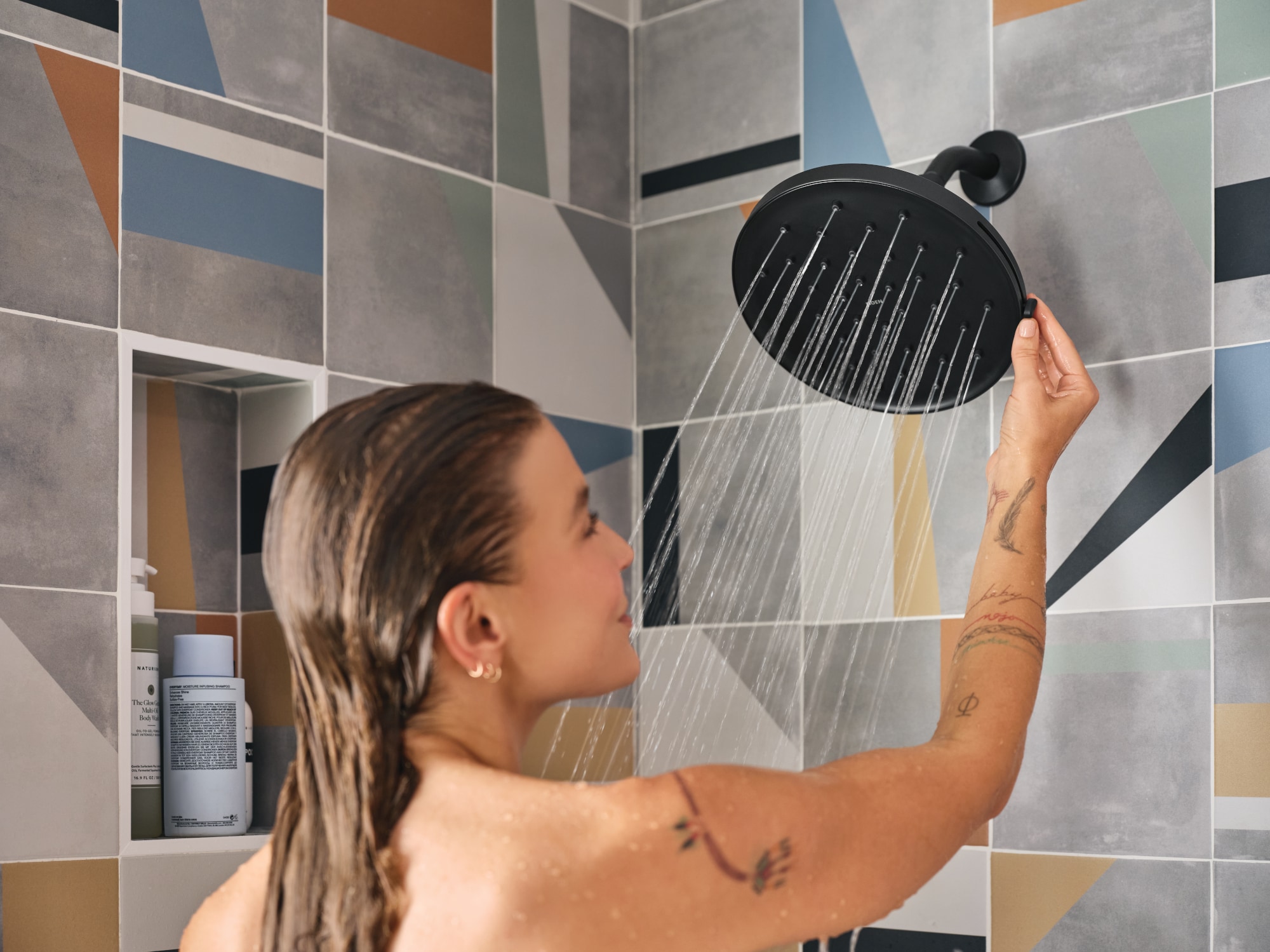 Grifo de bañera y regadera redondo de 9 pulgadas en negro mate de una sola función con manija y válvula Magnetix Avri de Moen 82156BL