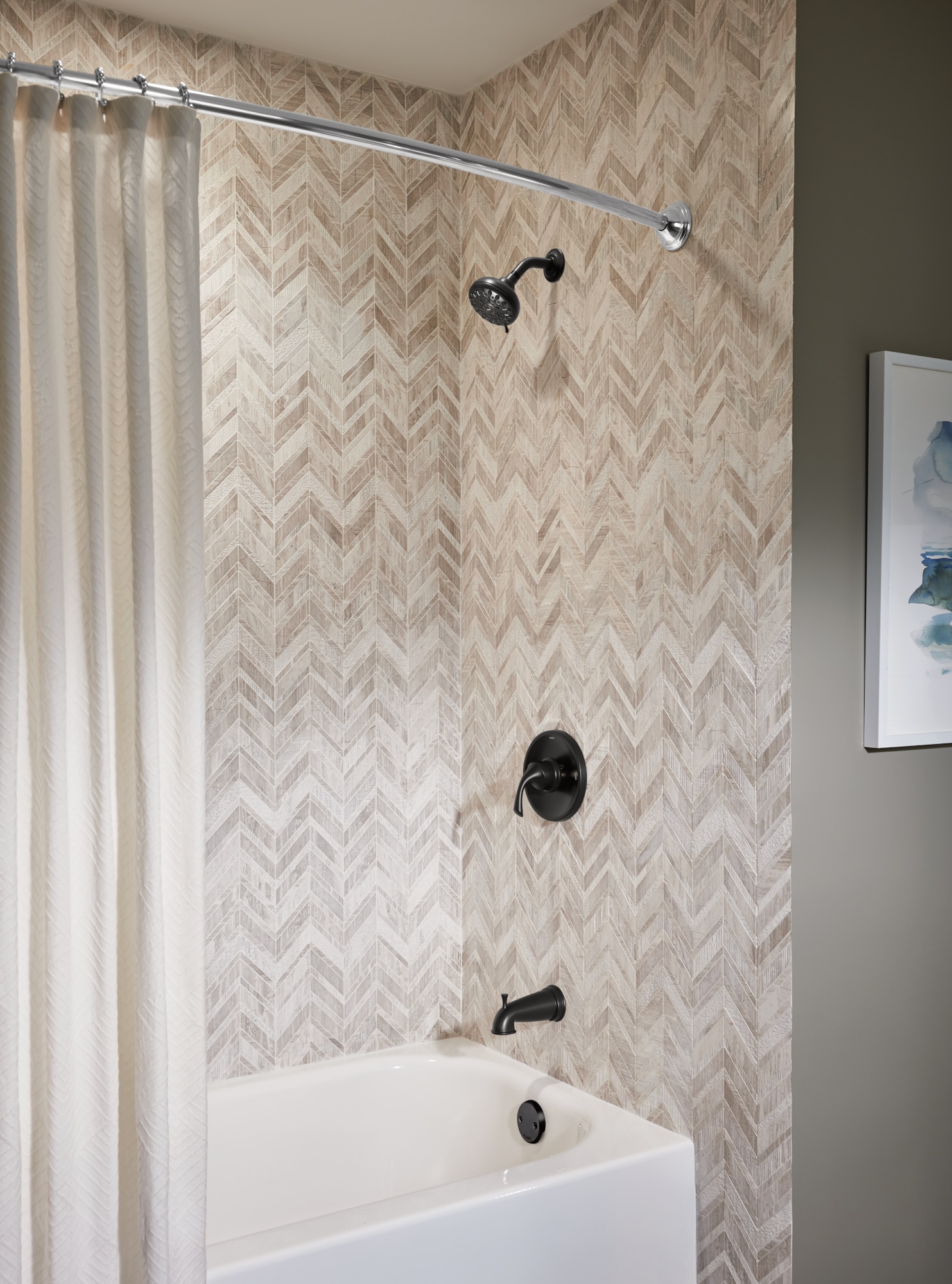 Grifo para bañera y ducha redonda de 3.38 pulgadas con acabado negro mate de un solo mango y función múltiple Moen Idora con válvula 82115BL.
