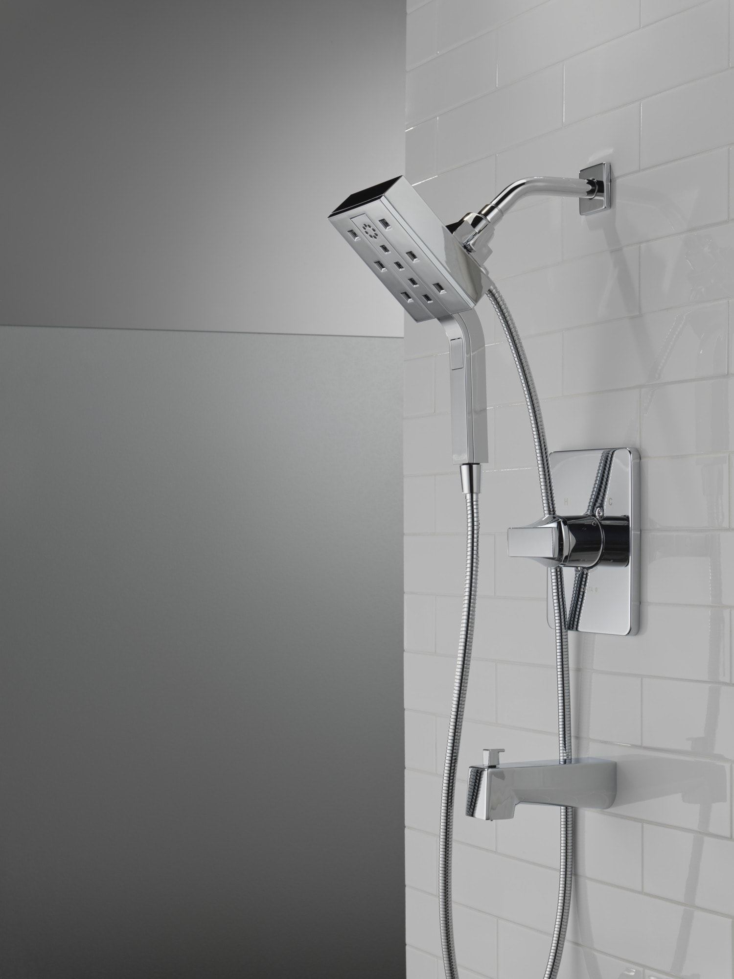 Llave mezcladora para bañera y regadera de una sola manija, estilo chrome, de la marca Delta Velum. Se vende por separado.