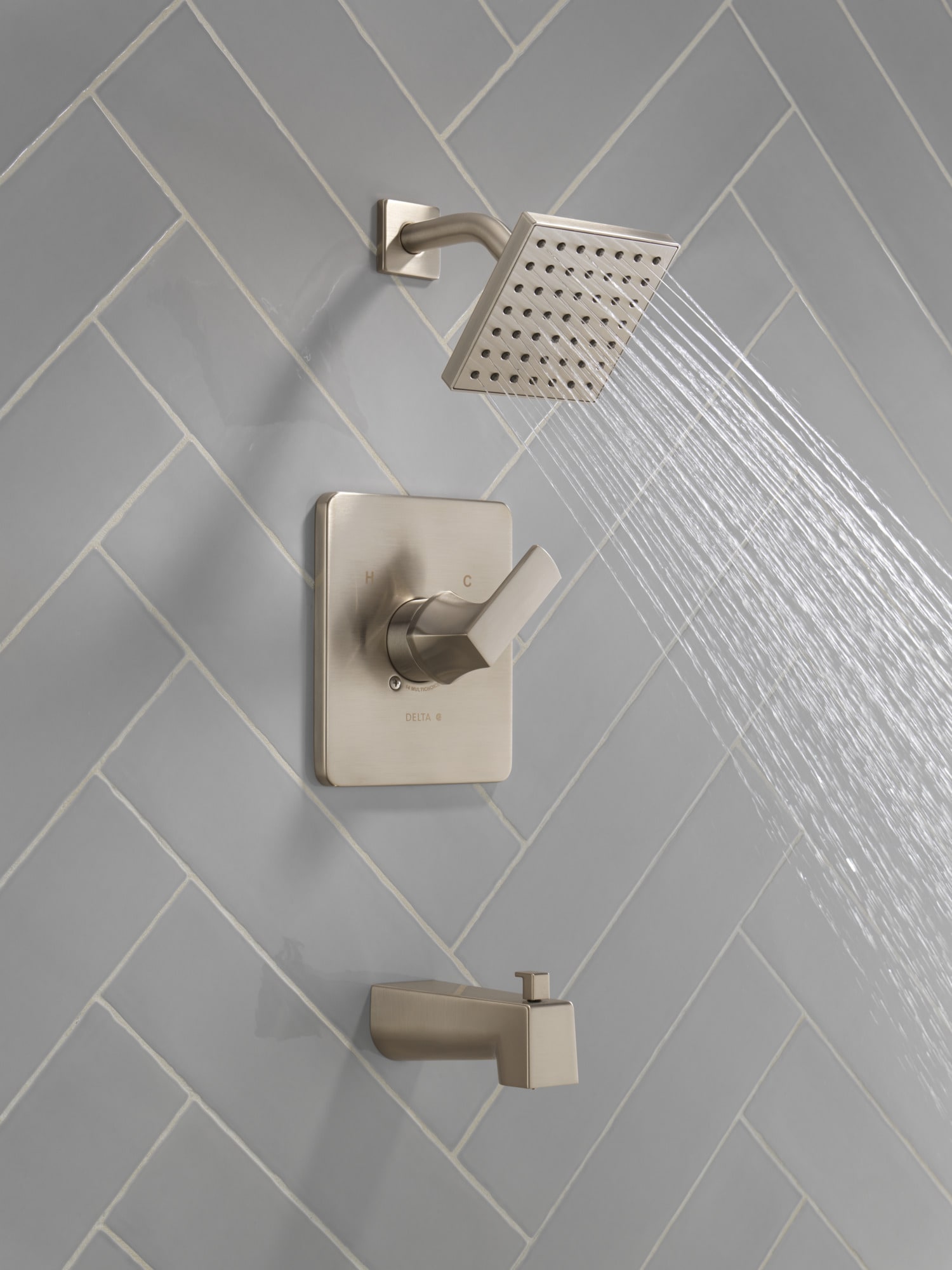 Grifo de bañera y ducha cuadrado de acero inoxidable de 6.5 pulgadas con una sola función y un mango - Delta Velum
