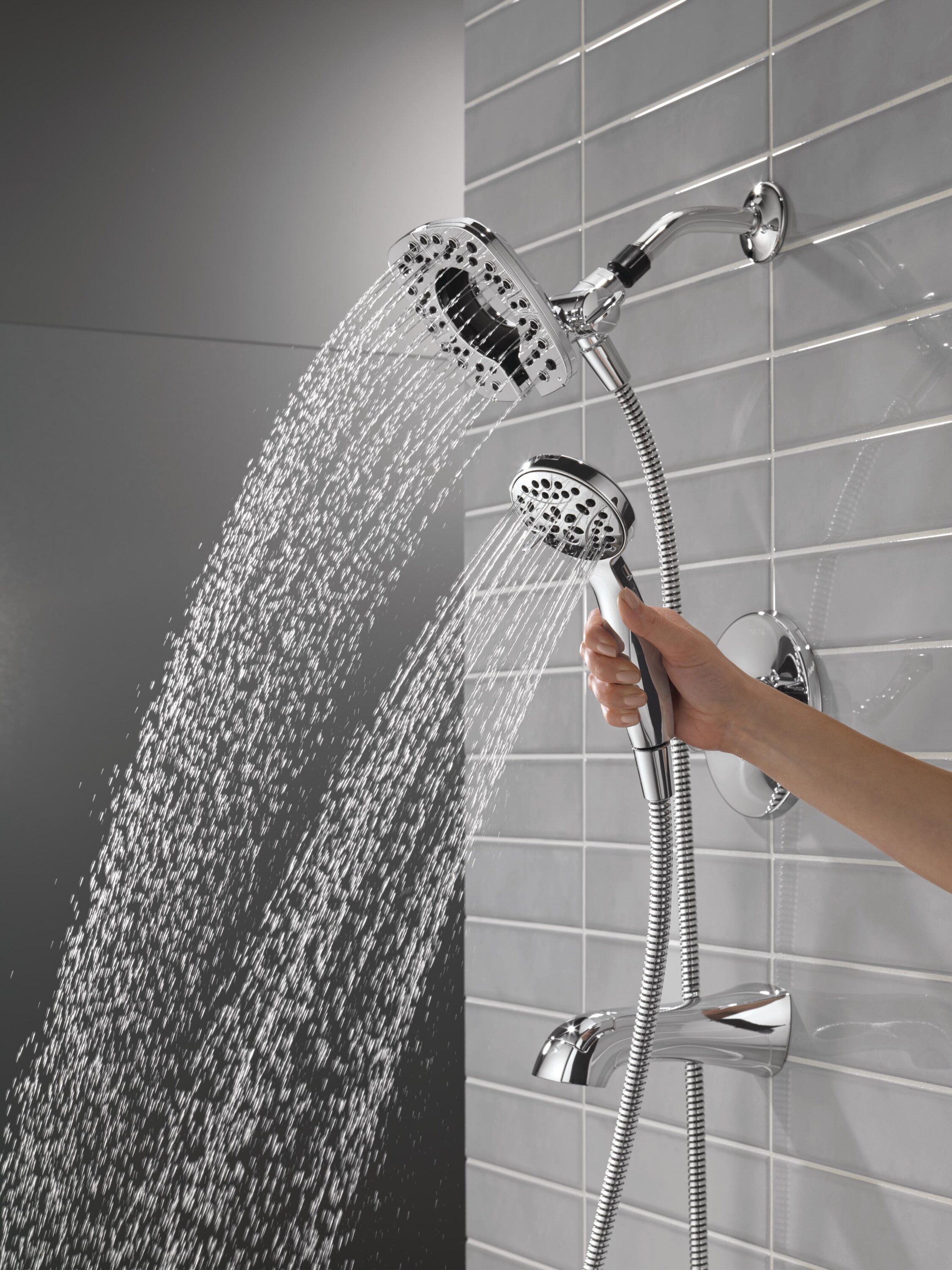 Faucet de Bañera y Regadera Cuadrado de 6 Pulgadas con Mango de Cromo de una Sola Manija Delta Lacey y Válvula 144895-I