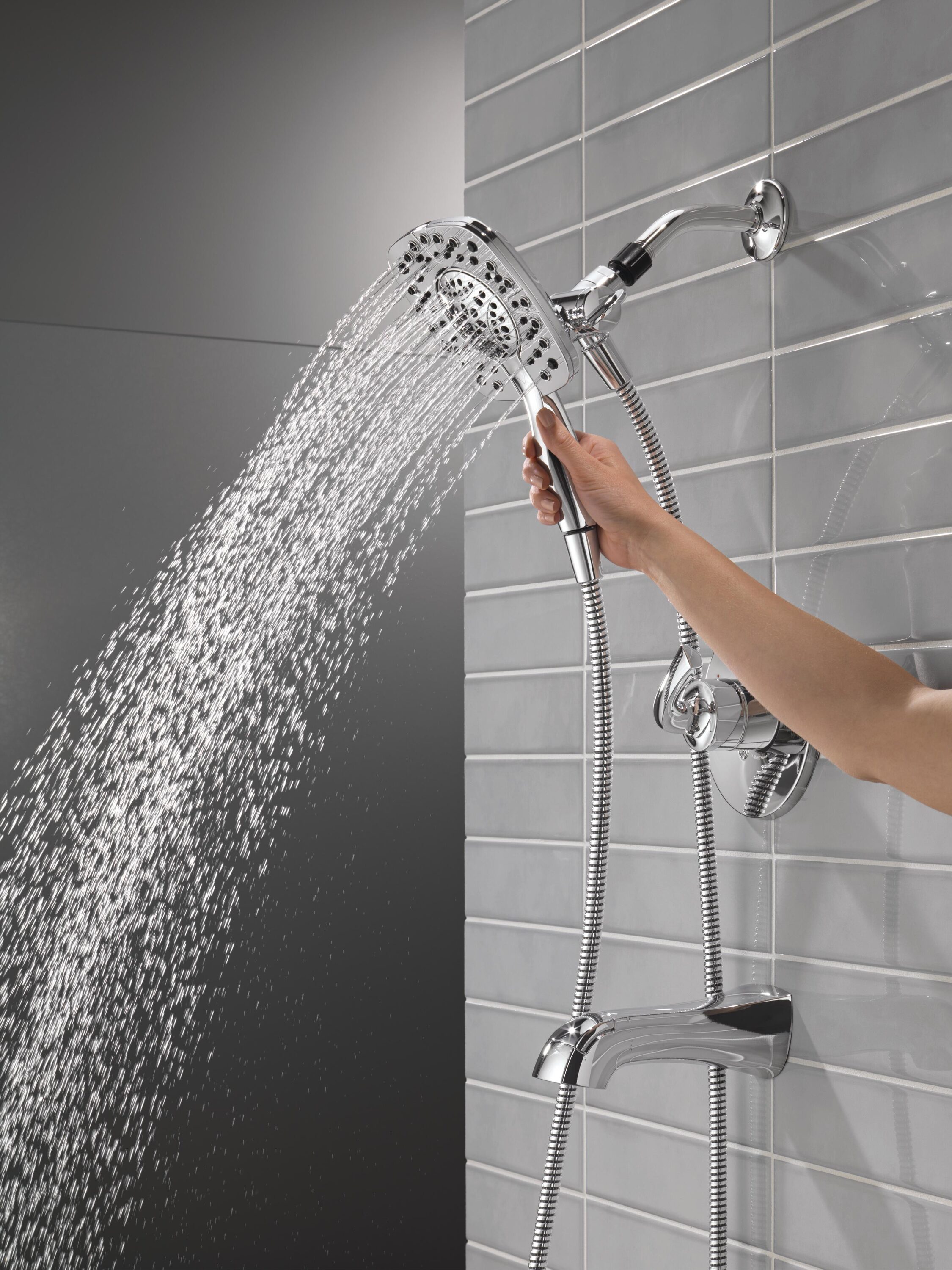 Faucet de Bañera y Regadera Cuadrado de 6 Pulgadas con Mango de Cromo de una Sola Manija Delta Lacey y Válvula 144895-I