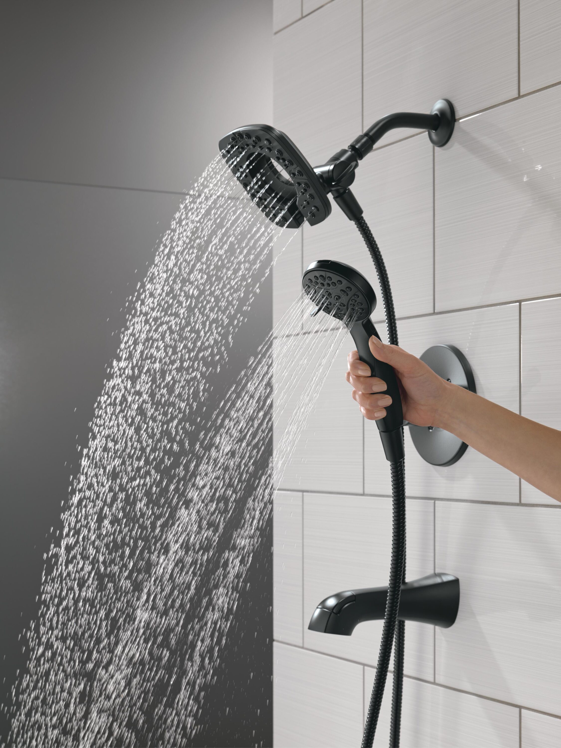 Mezcladora de Cascada para Bañera y Ducha con Acabado Negro Mate de 1 Manija y 6 Pulgadas de Marca Delta Lacey