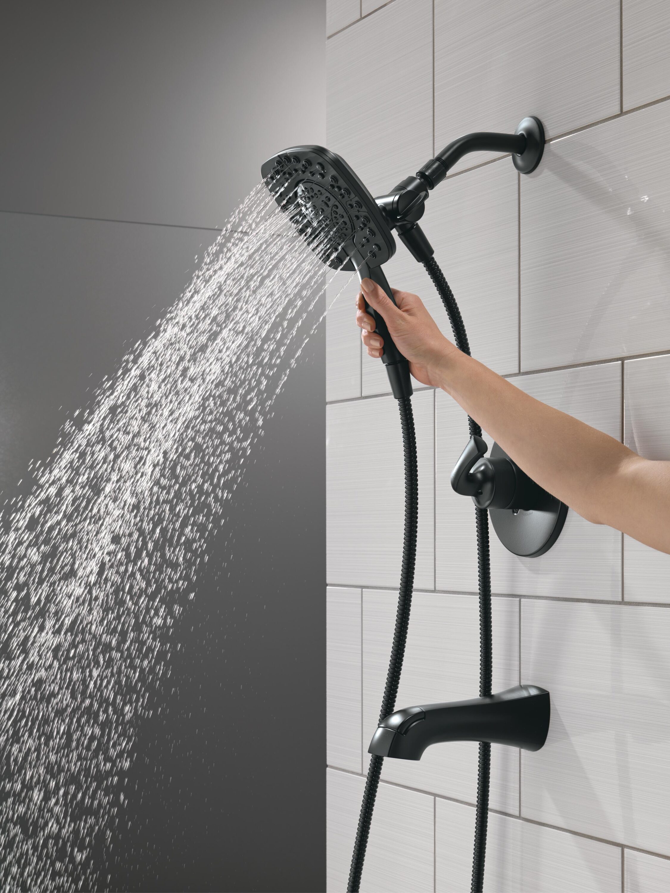 Mezcladora de Cascada para Bañera y Ducha con Acabado Negro Mate de 1 Manija y 6 Pulgadas de Marca Delta Lacey