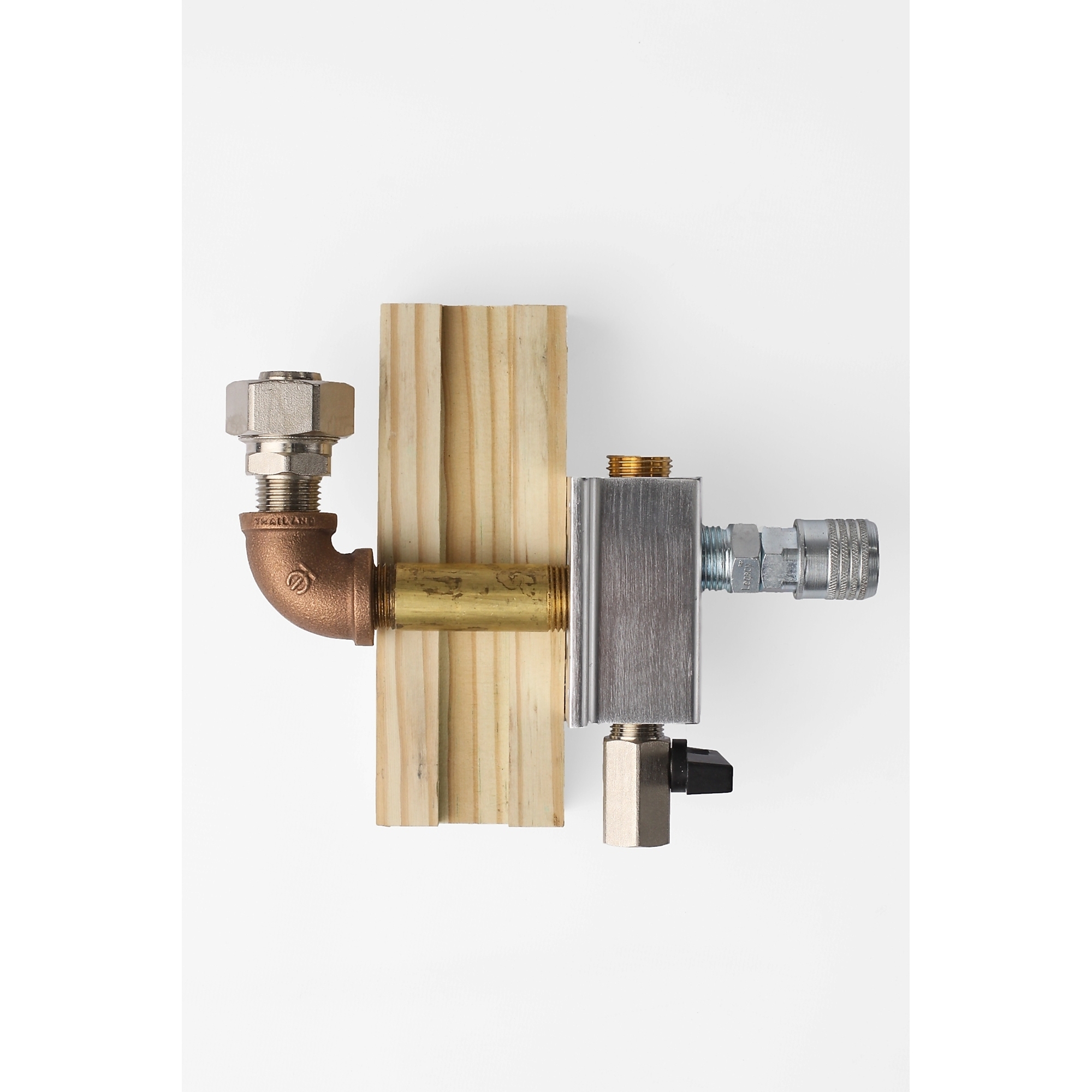 Adaptador de 1/2in. para RapidAir Maxline, conexiones de 3/8in. hembra NPT, tapón de latón de 3/8in. Modelo# M3810W, presión máxima de 190 PSI.
