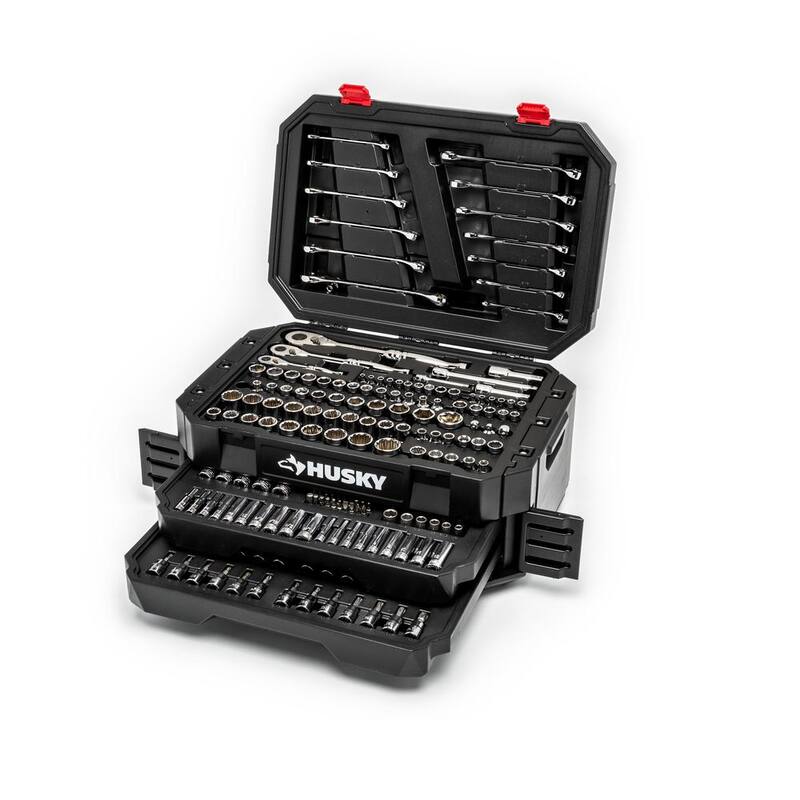 Juego de herramientas mecánicas con trinquete Husky de 1/4 in., 3/8 in. y 1/2 in. de 72 dientes con caja (244 piezas) - H244MTSCHEST