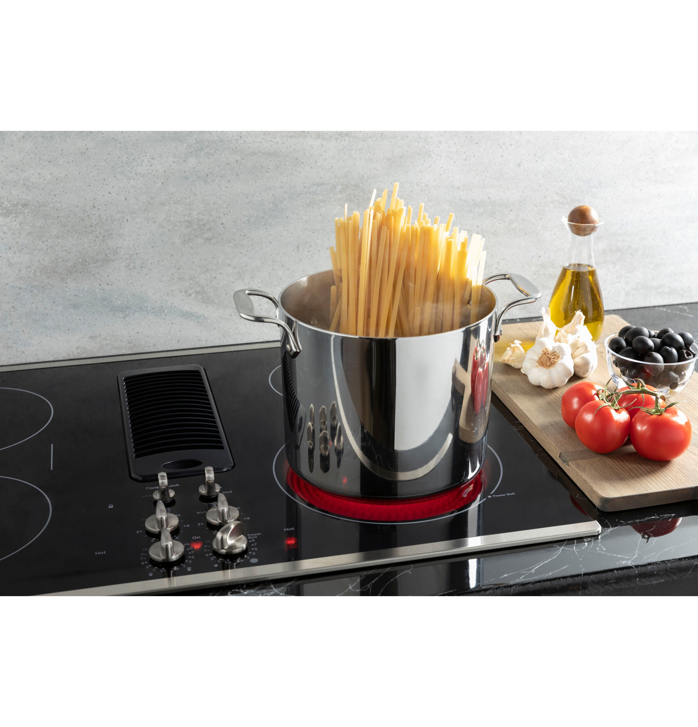 Cubierta de cocina eléctrica de acero inoxidable con superficie lisa de 30 pulgadas y 4 quemadores de perfil GE Profile con sistema de escape descendente y elemento puente PP9830SRSS